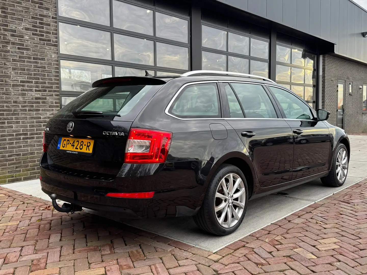 Skoda Octavia Combi 1.2 TSI Greentech Style | Trekhaak | PDC | N Zwart - 2