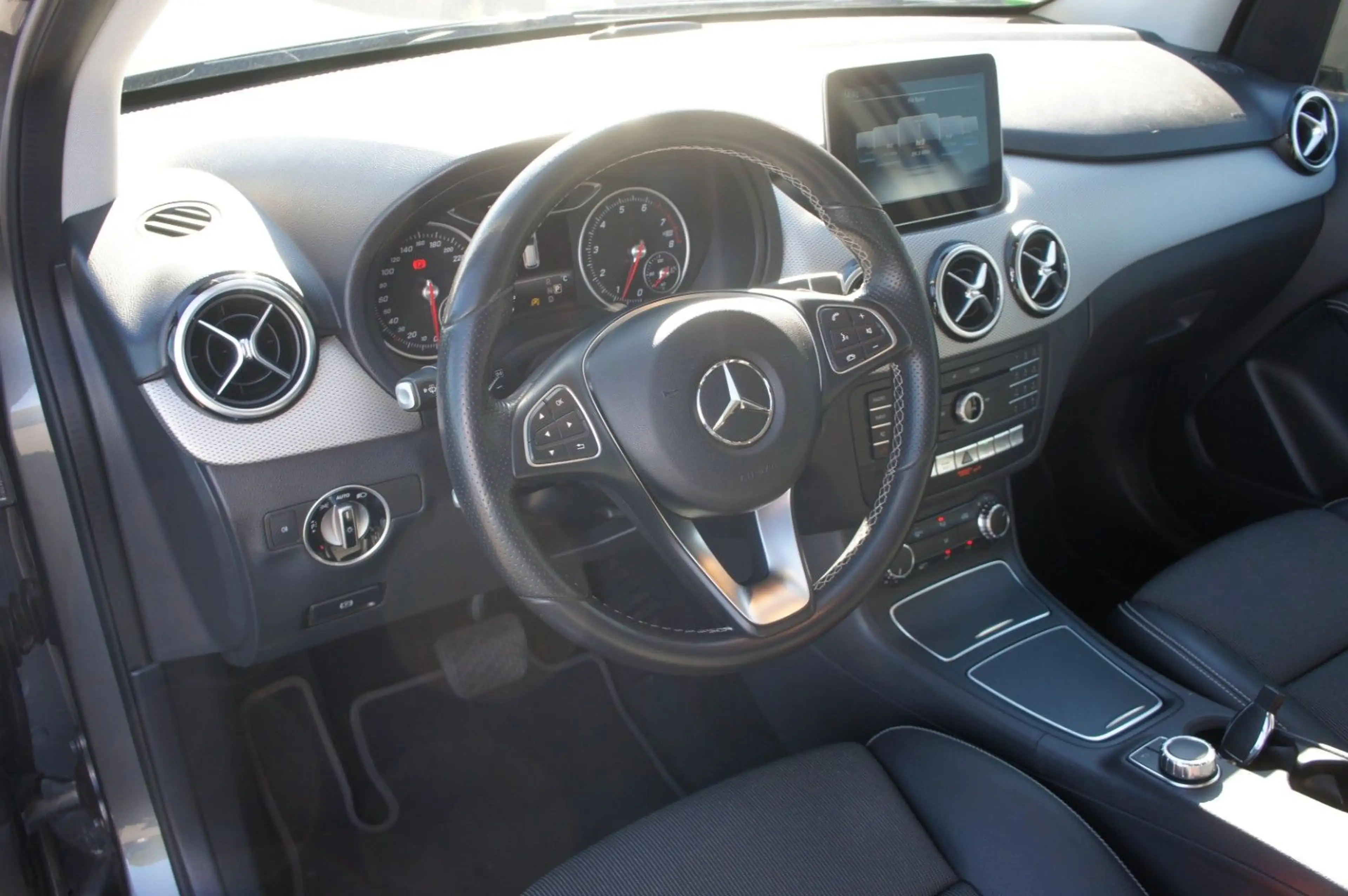 Mercedes-Benz B 200 Urban Autom.*AHK*LED*NAVI*SHZ*PDC*ALLWETTE — photo 11