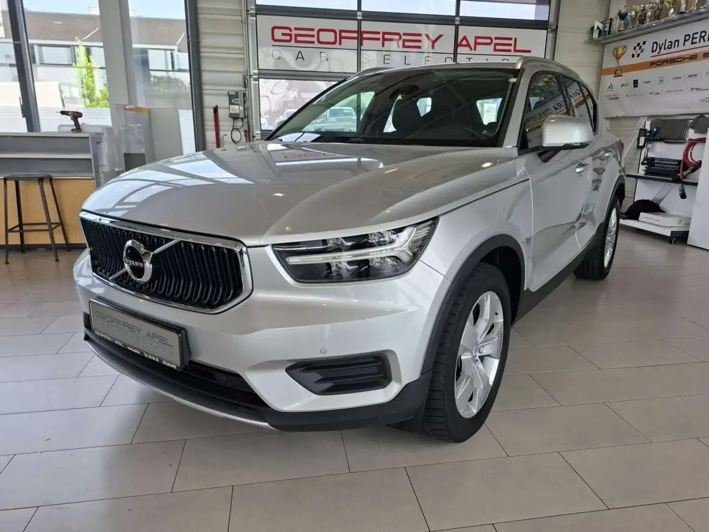 Volvo XC40 D3 MOMENTUM HARMAN KARDON CUIR NAVI Gris - 1