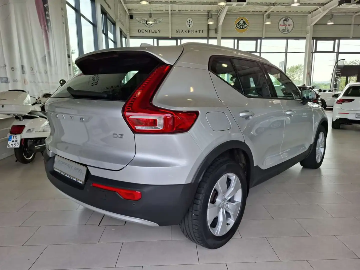 Volvo XC40 D3 MOMENTUM HARMAN KARDON CUIR NAVI Gris - 2