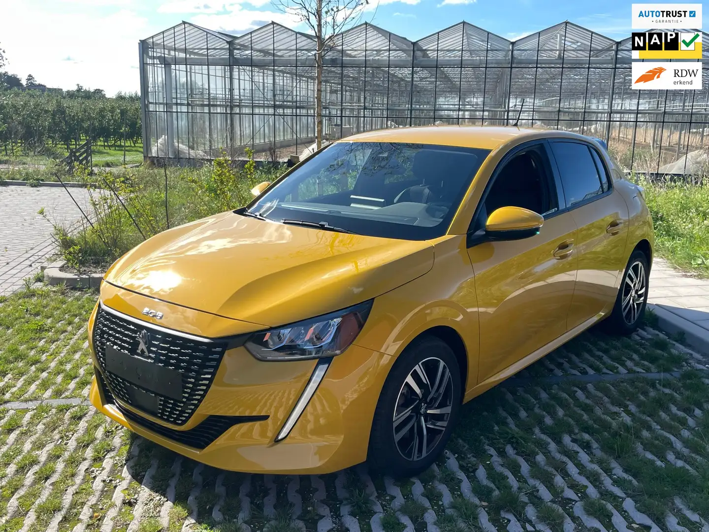 Peugeot 208 1.2 Turbo Allure Pack AUTOMAAT Gelb - 1