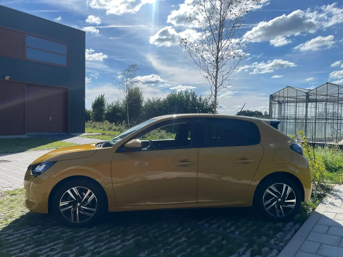 Peugeot 208 1.2 Turbo Allure Pack AUTOMAAT Gelb - 2