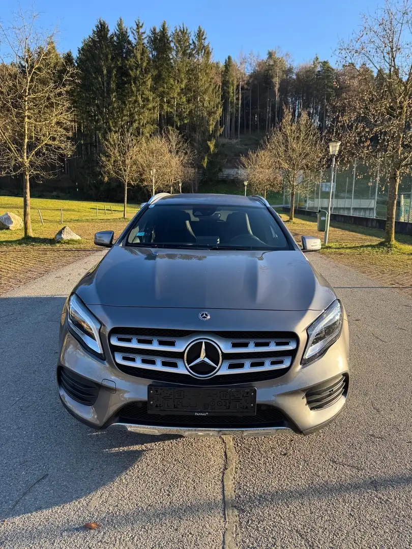 Mercedes-Benz GLA 200 d 4 matik Allrad Austria Edition AMG PAKET Grau - 2