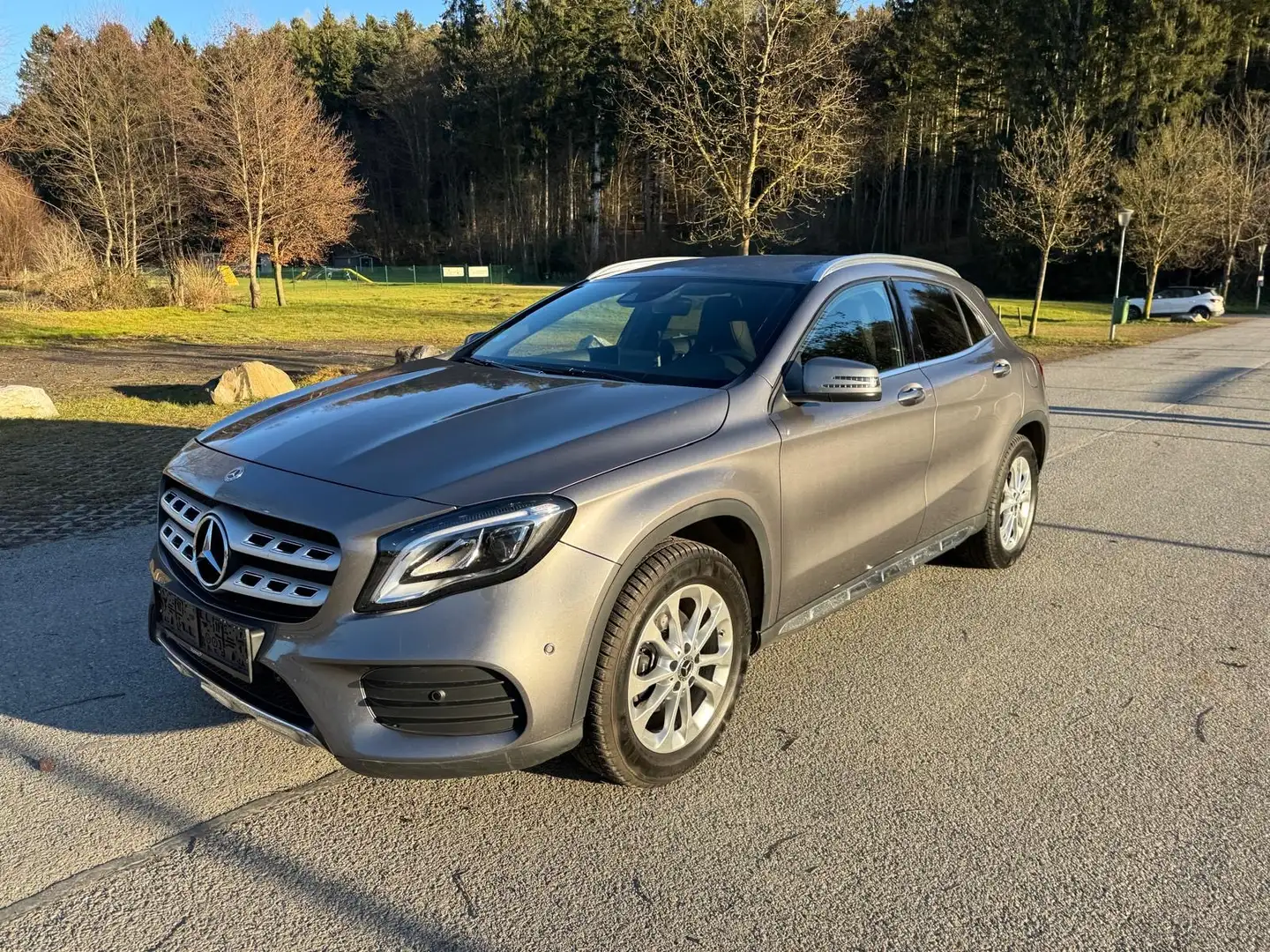 Mercedes-Benz GLA 200 d 4 matik Allrad Austria Edition AMG PAKET Grau - 1