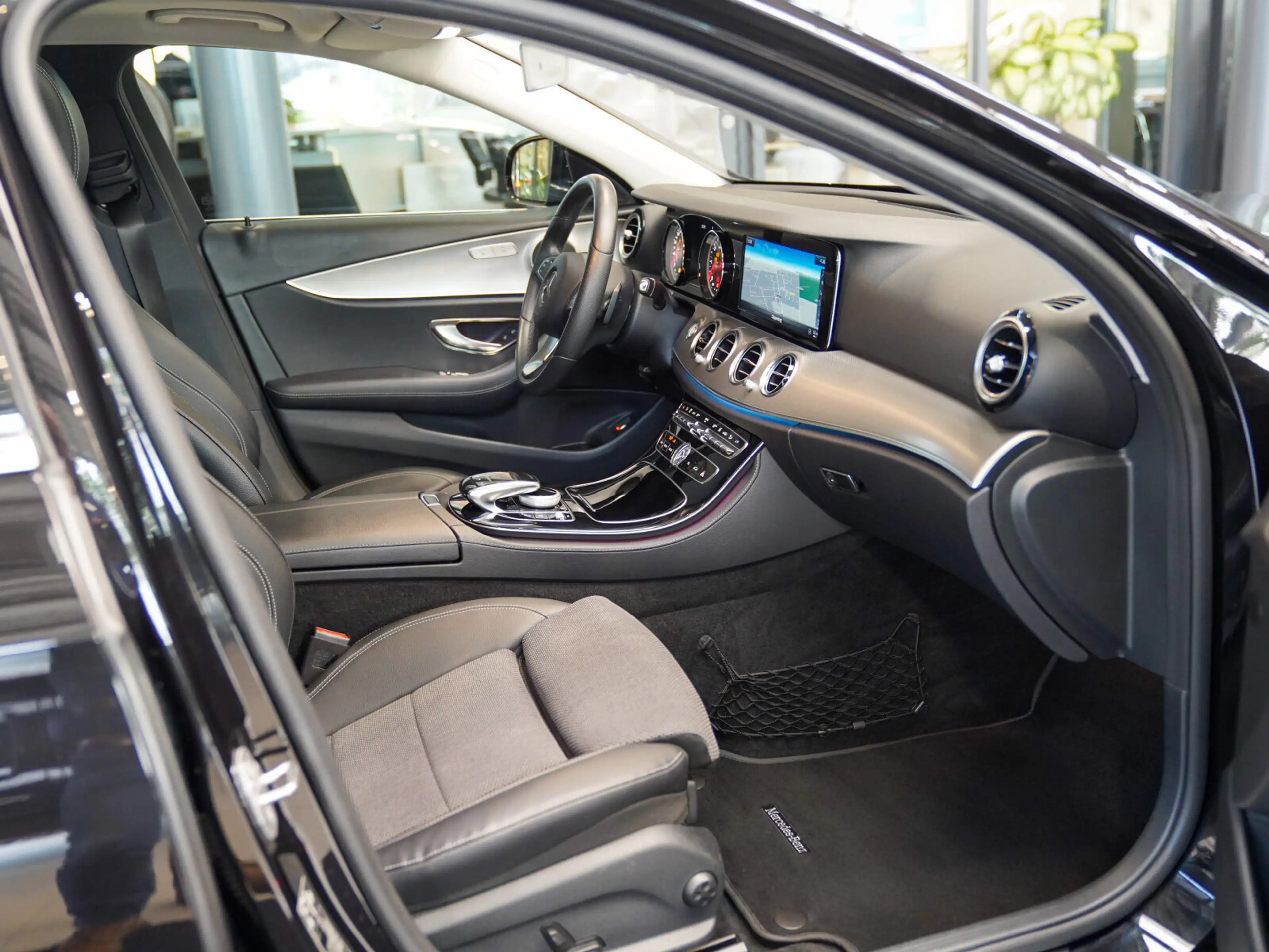 Mercedes-Benz E 220 E 220 d T 4M AVANTGARDE MULTIBEAM AHK Schiebedac — photo 11