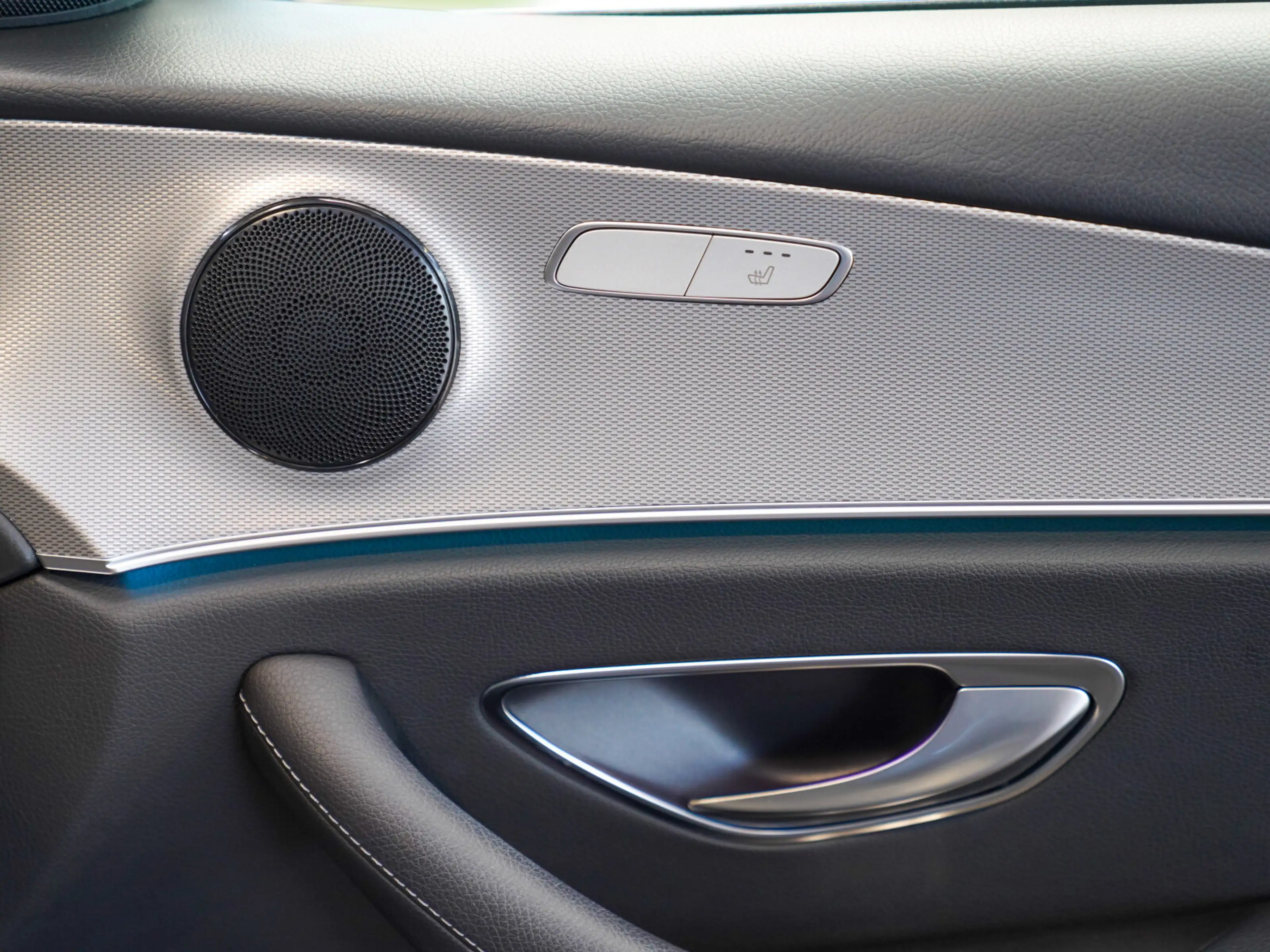 Mercedes-Benz E 220 E 220 d T 4M AVANTGARDE MULTIBEAM AHK Schiebedac — photo 13