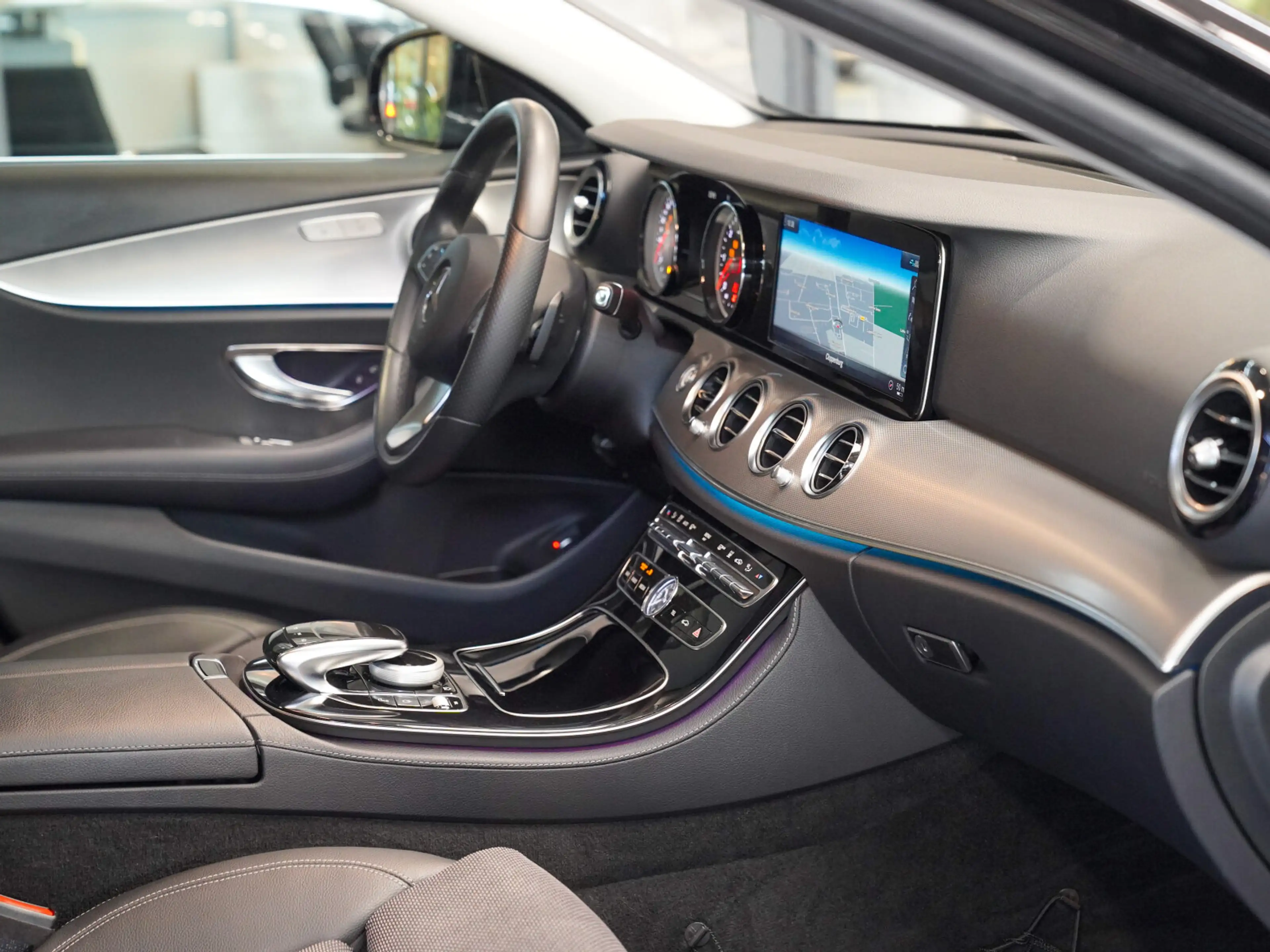 Mercedes-Benz E 220 E 220 d T 4M AVANTGARDE MULTIBEAM AHK Schiebedac — photo 12