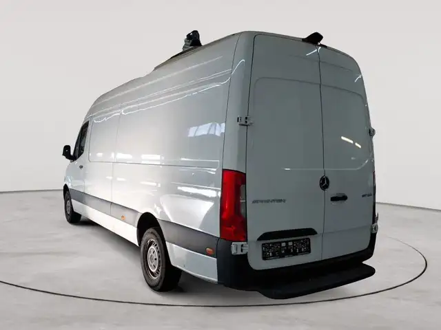 Mercedes-Benz Sprinter view 2