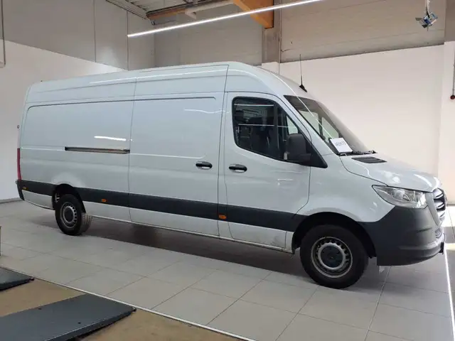 Mercedes-Benz Sprinter view 3