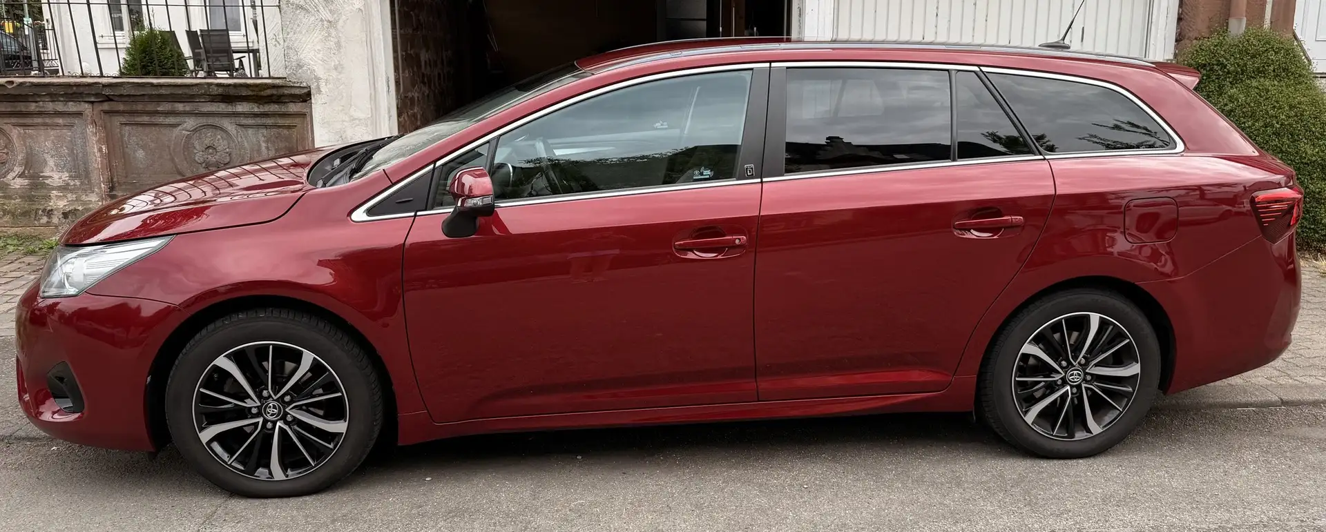 Toyota Avensis Avensis Touring Sports 1.8 Team Deutschland Rot - 1