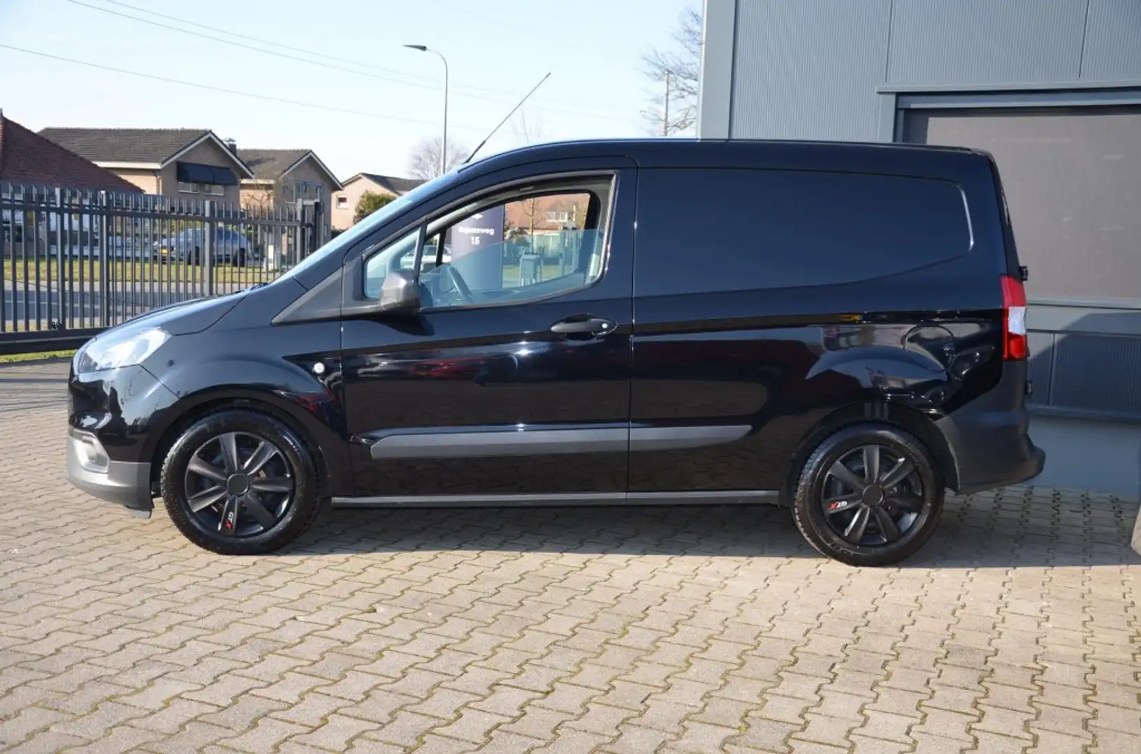 Ford Transit Courier 1.0 Benzine 100PK Zwart - 2