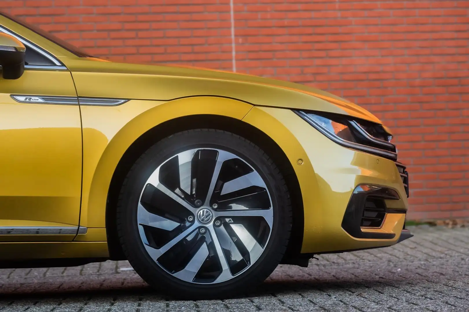Volkswagen Arteon Arteon 2.0 TSI Business R Золотистый - 2