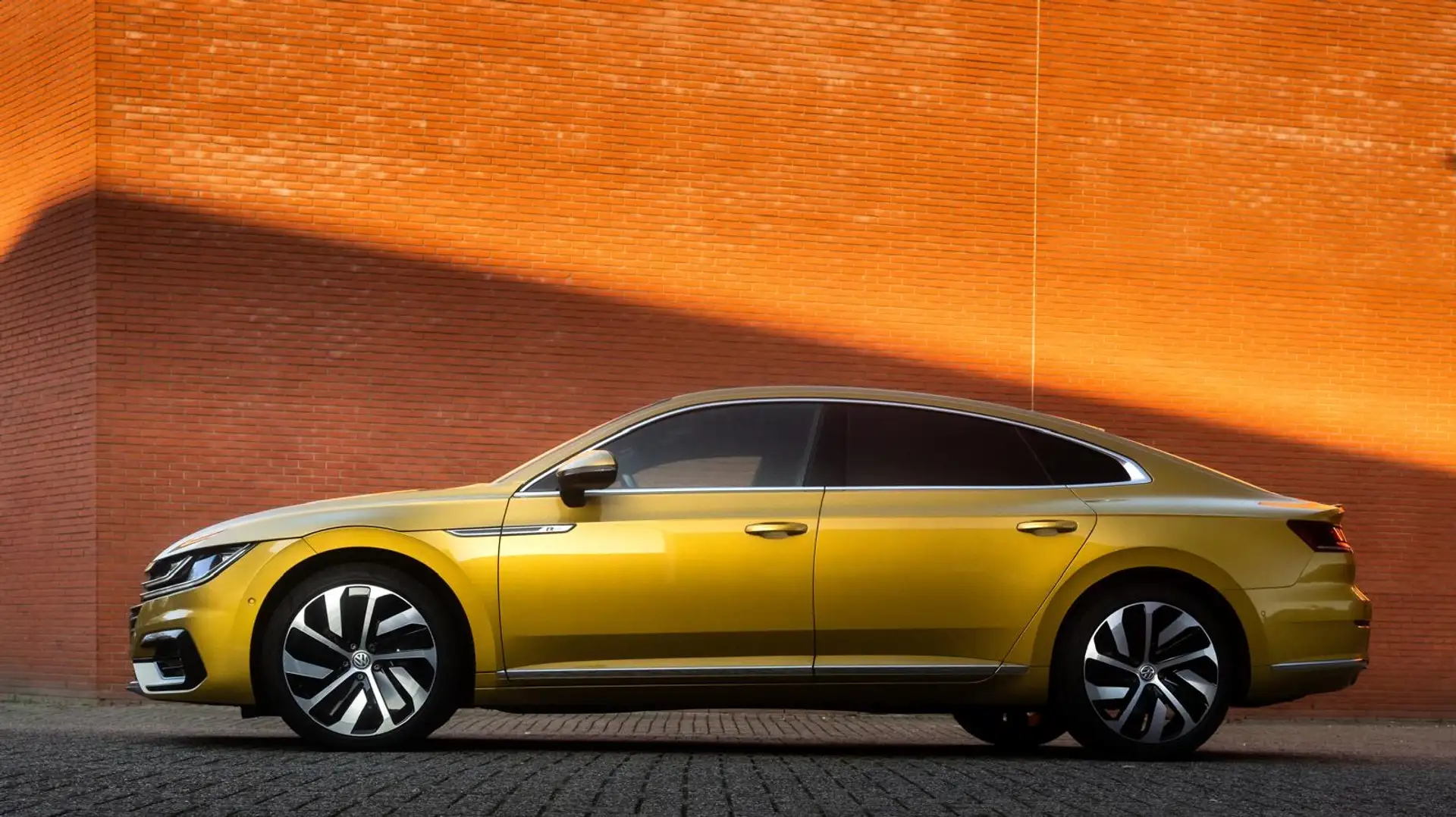 Volkswagen Arteon Arteon 2.0 TSI Business R Золотистый - 1