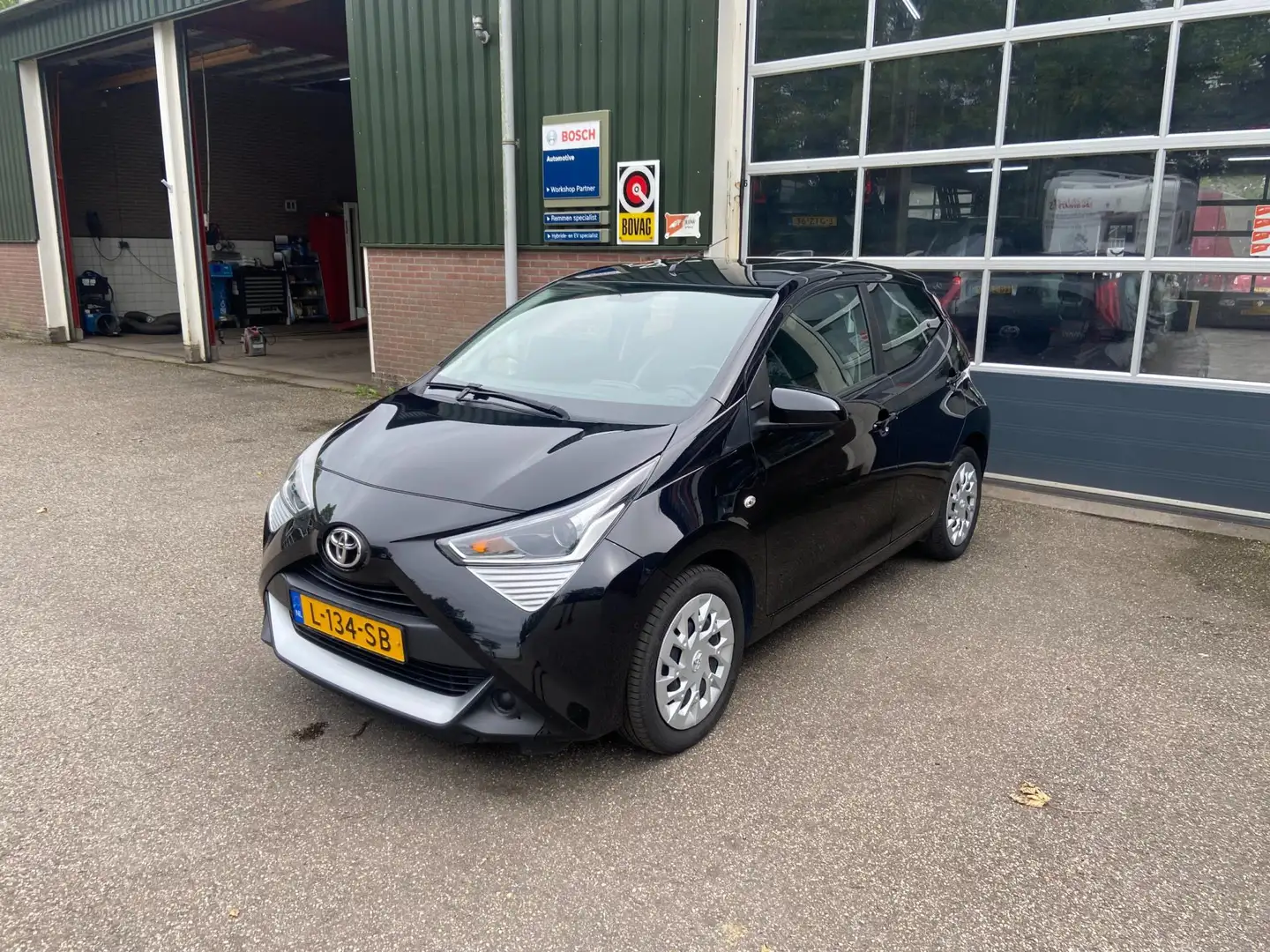 Toyota Aygo 1.0 VVT-i x-play / Zwart / Apple carplay / Android Zwart - 2