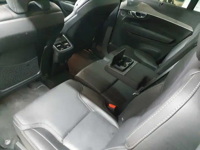 Volvo XC90 view 8