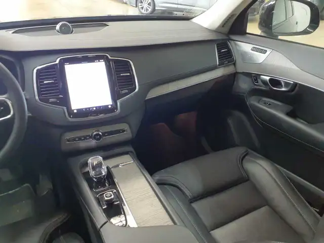 Volvo XC90 view 6