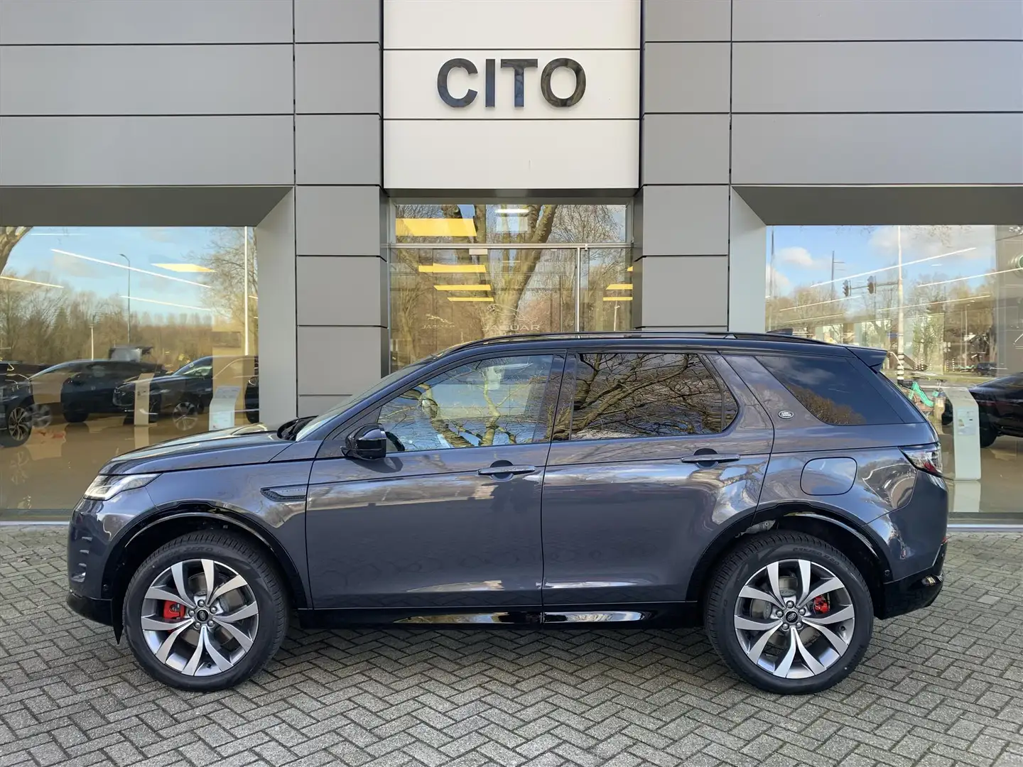 Land Rover Discovery Sport P300e PHEV AWD Dynamic HSE Blauw - 2