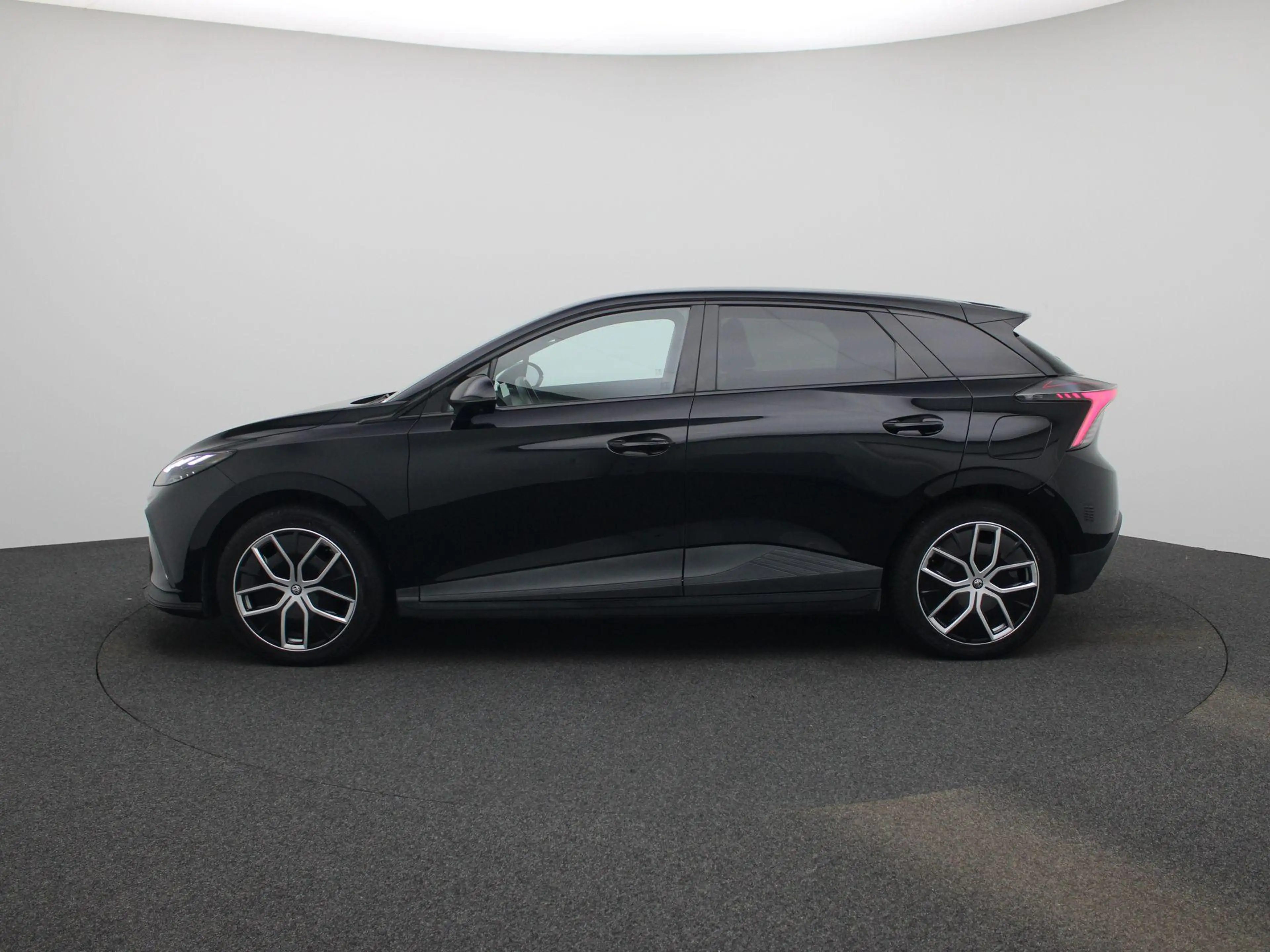 MG MG4 Electric Luxury 64 kWh — photo 4