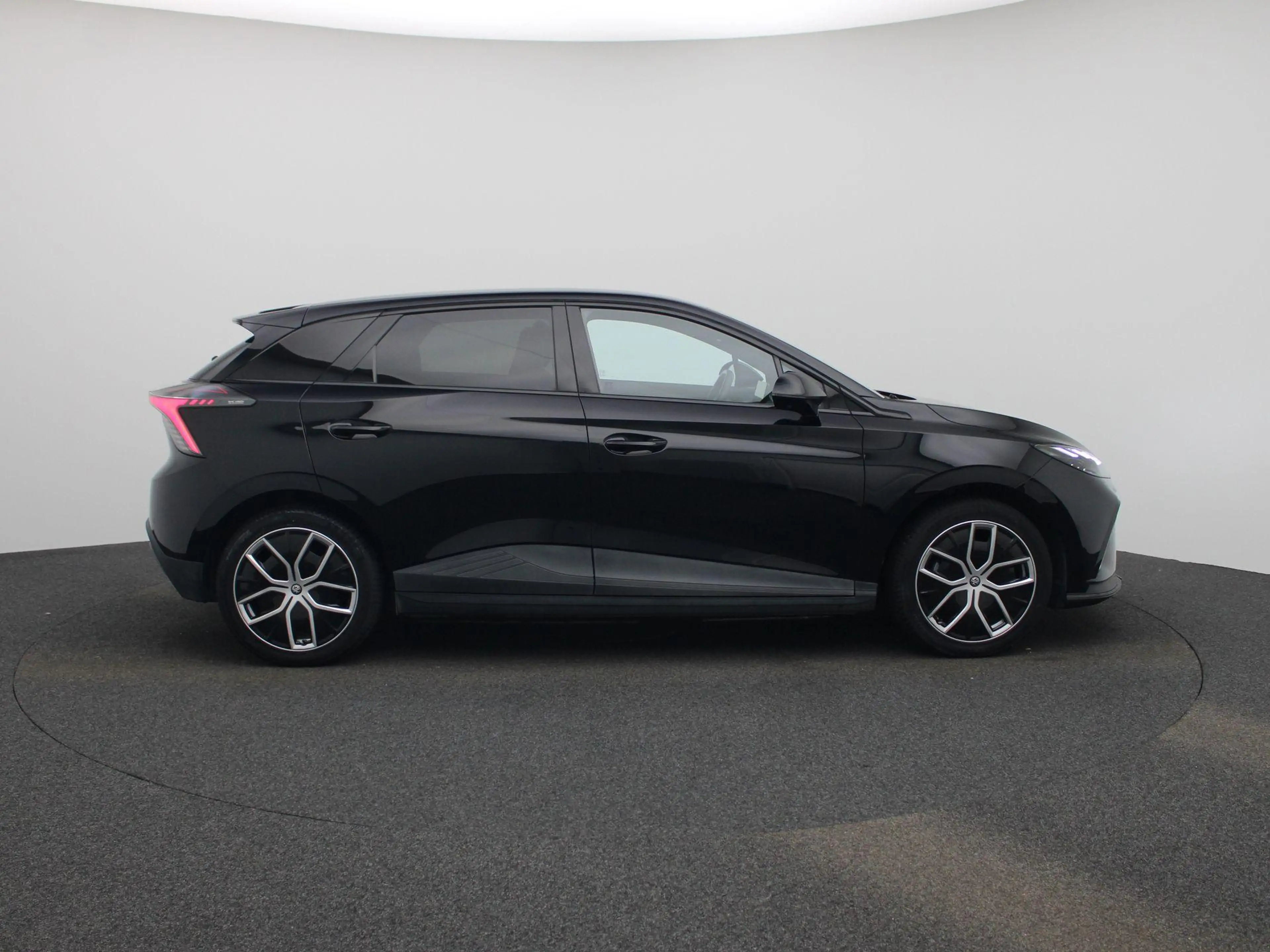 MG MG4 Electric Luxury 64 kWh — photo 6