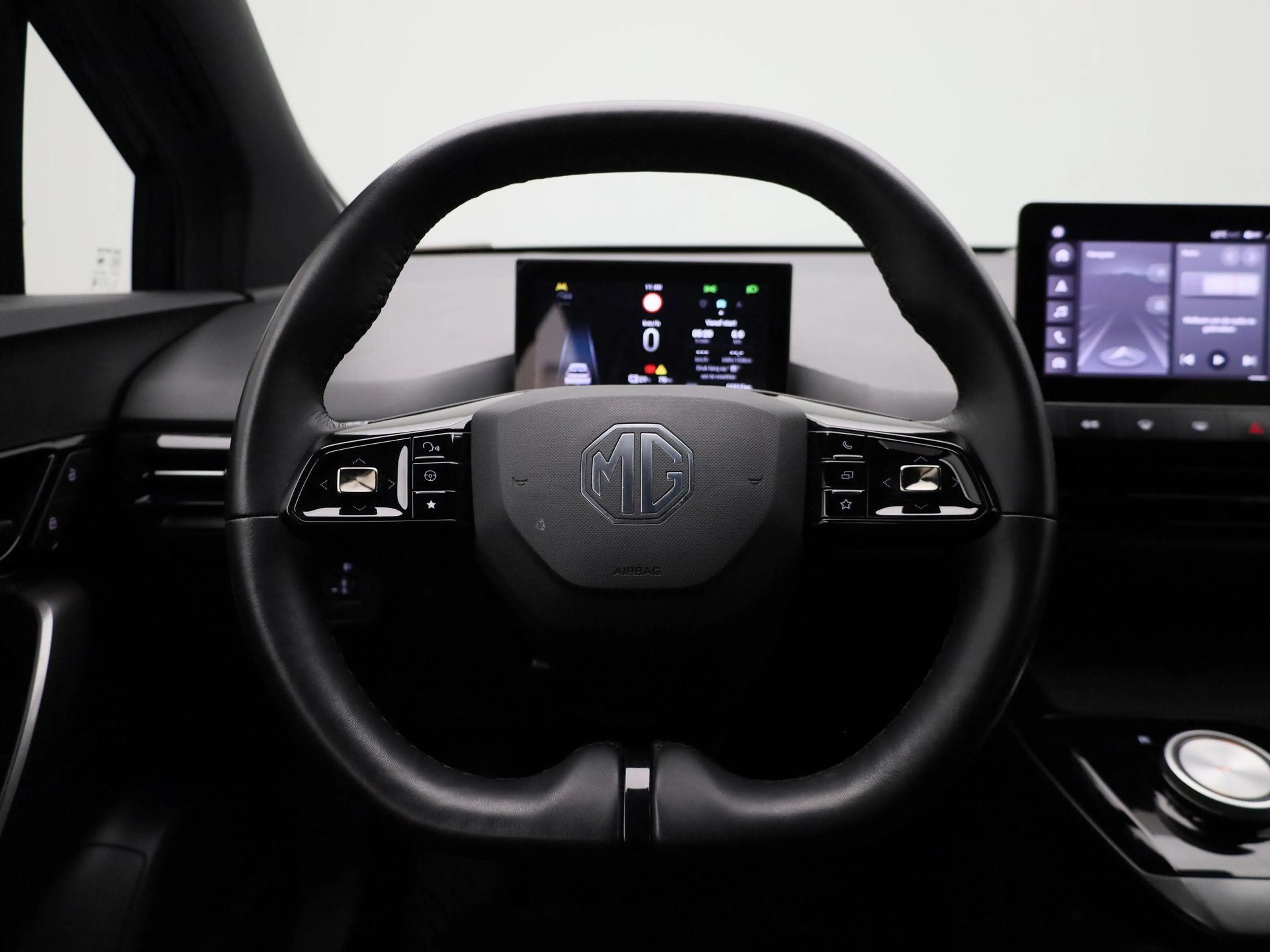 MG MG4 Electric Luxury 64 kWh — photo 7