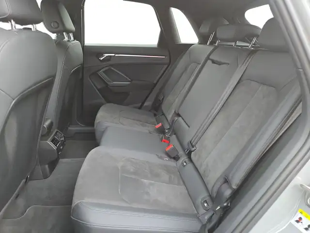 Audi RS Q3 view 10