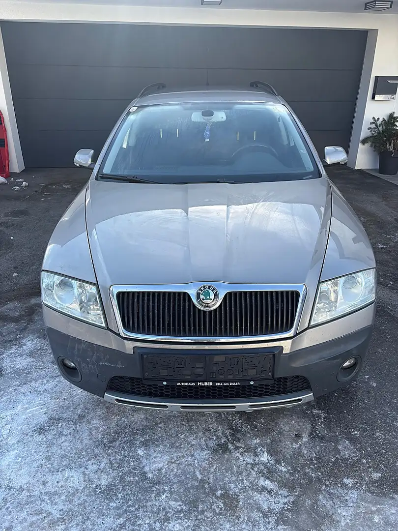 Skoda Octavia Combi Scout 2,0 TDI PD DPF 4x4 Schwarz - 1