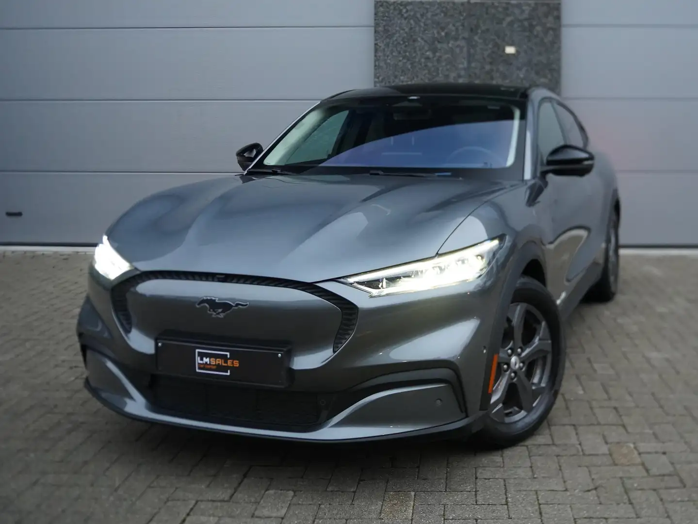 Ford Mustang Mach-E 76 kWh RWD *PANO / EL KOFFER / B&O / CARPLAY * Gris - 1