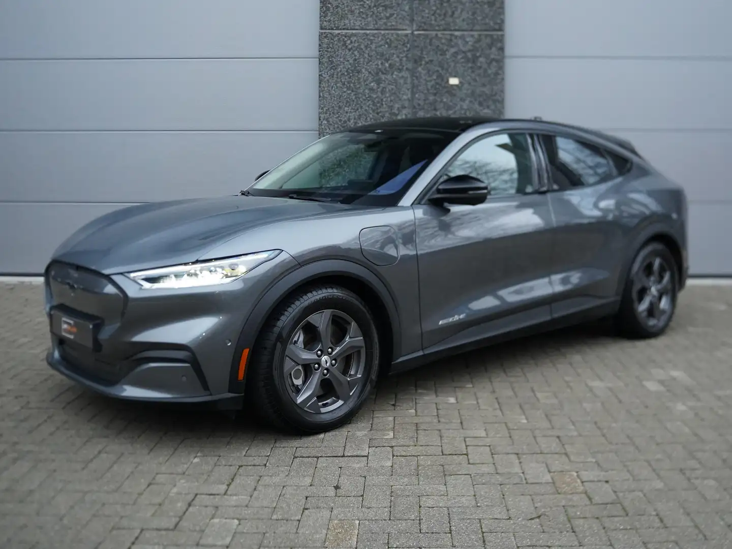Ford Mustang Mach-E 76 kWh RWD *PANO / EL KOFFER / B&O / CARPLAY * Gris - 2