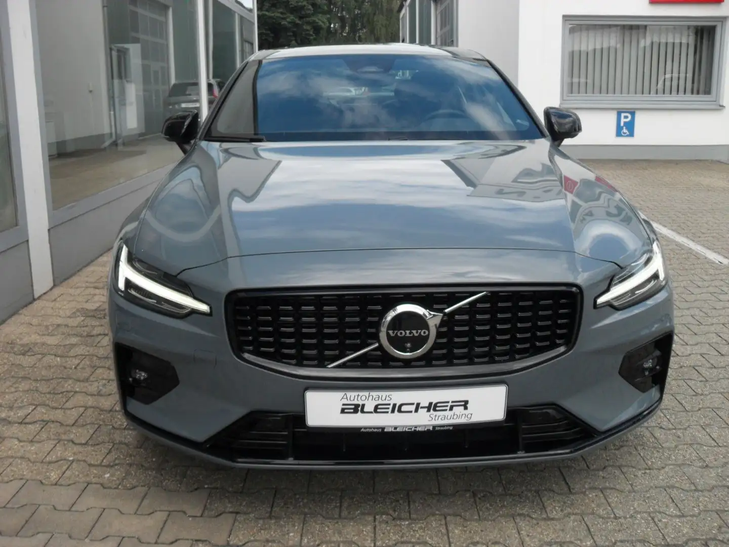 Volvo S60 Plus AWD | 360° | Harman K.| Standheizung Grau - 2
