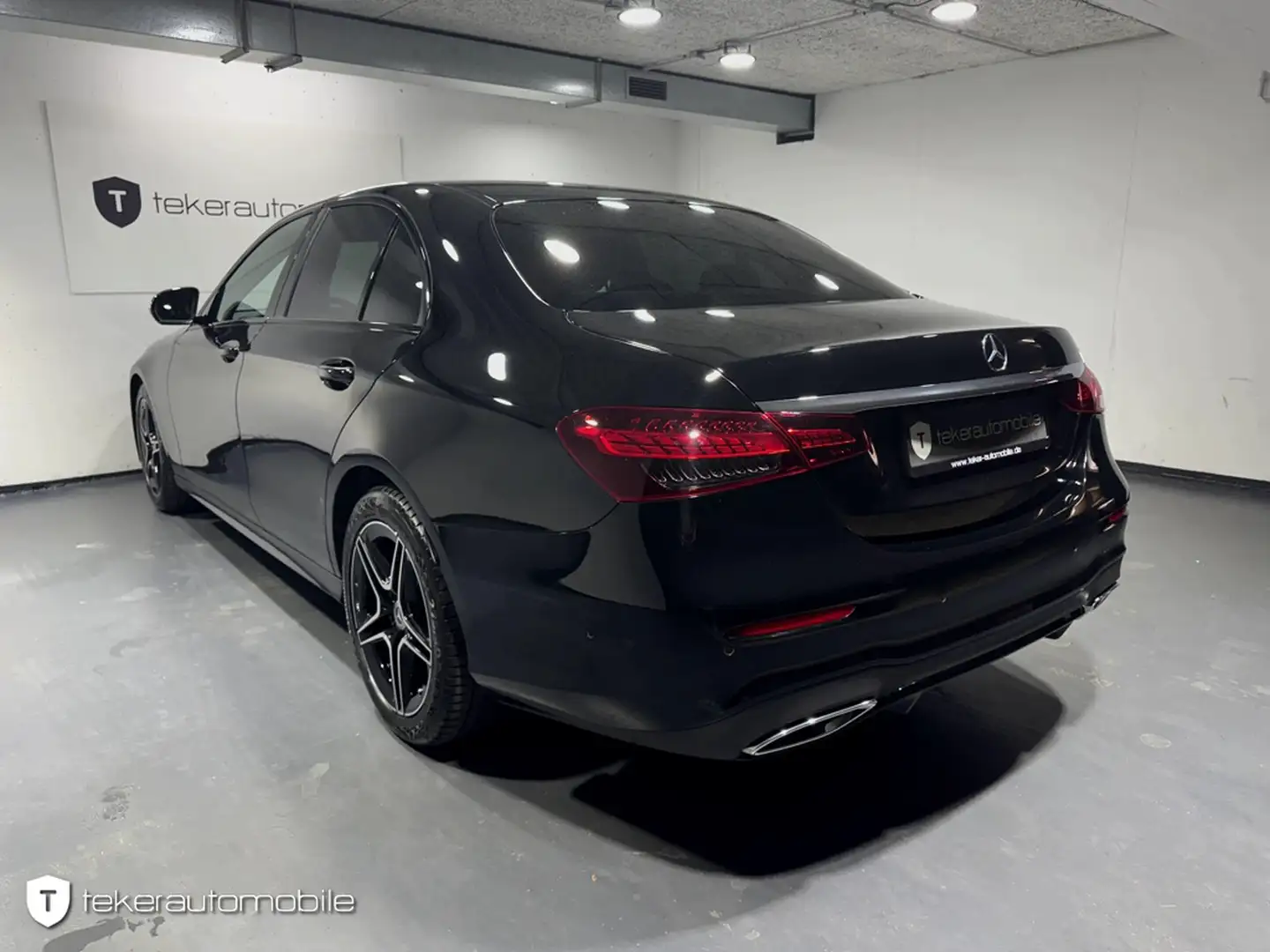 Mercedes-Benz E 220 d Lim. AMG Line *Navi*CarPlay*LED* Schwarz - 2