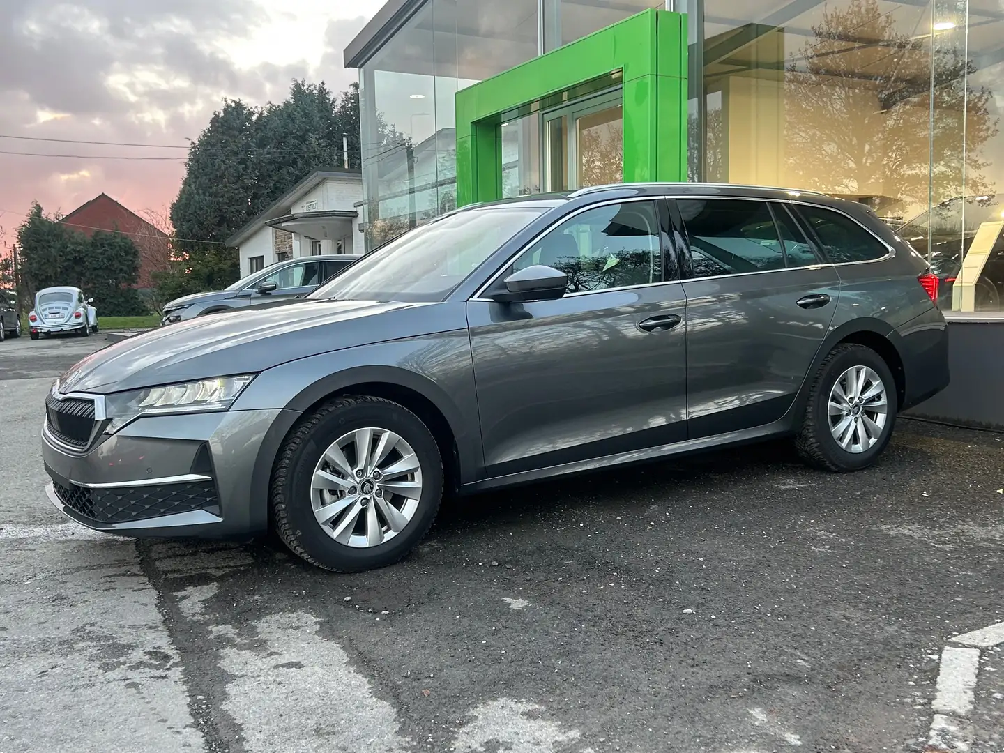 Skoda Octavia Octavia Combi 1.5TSI DSG CarPlay • 02/2025 Plateado - 2