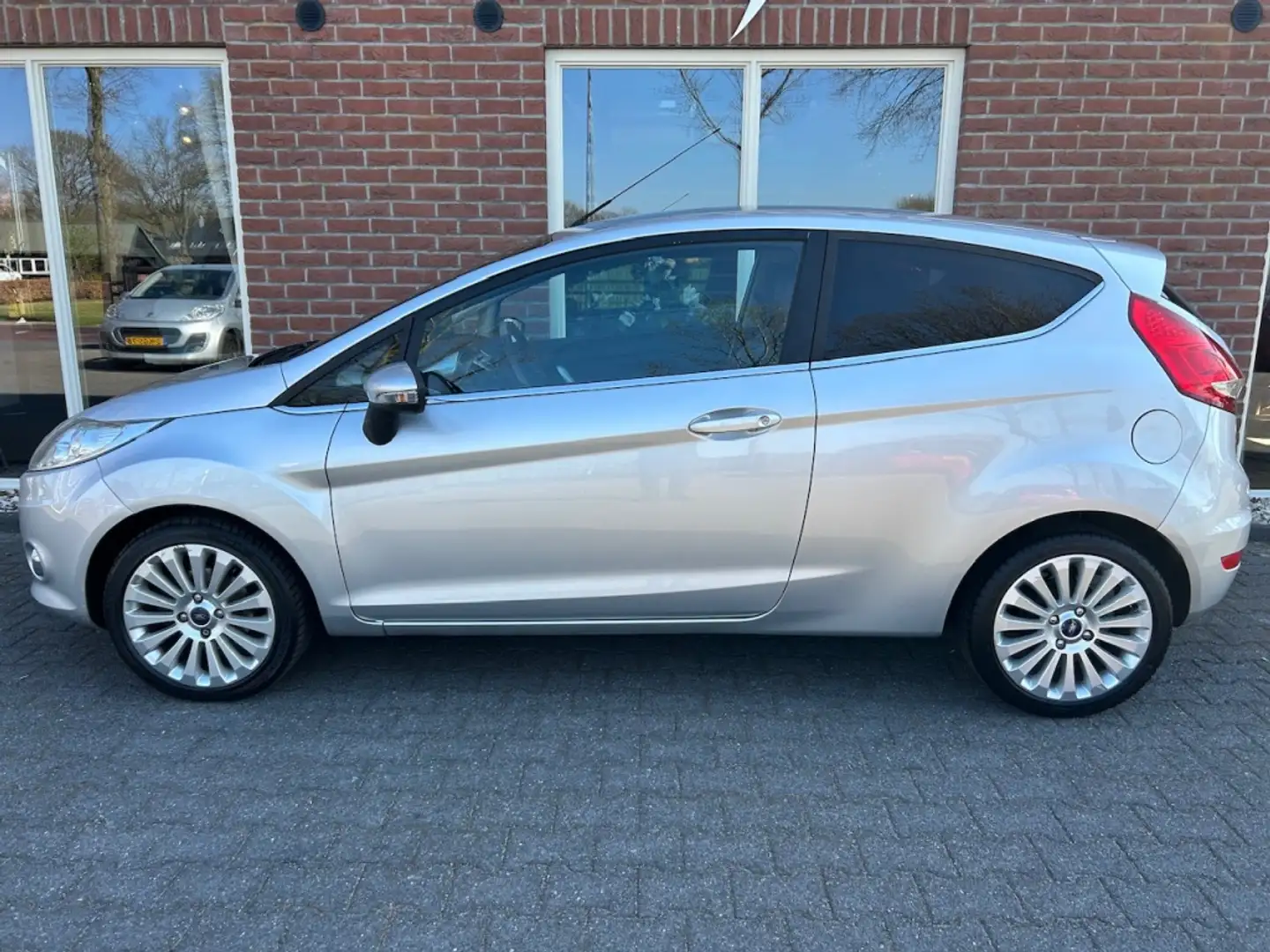 Ford Fiesta 1.4 Ghia NIEUWE APK / LEER / CAMERA / AIRCO / GROO Grijs - 2
