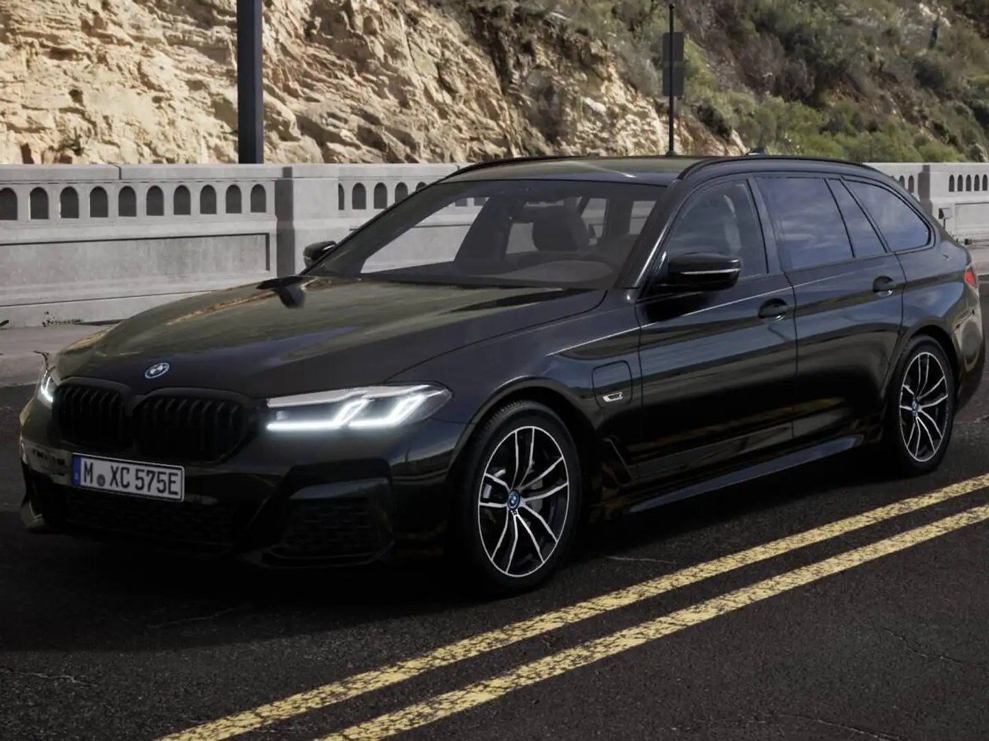 BMW 530 e Touring / M Sport / Attelage / Led / Cuir / Negro - 1