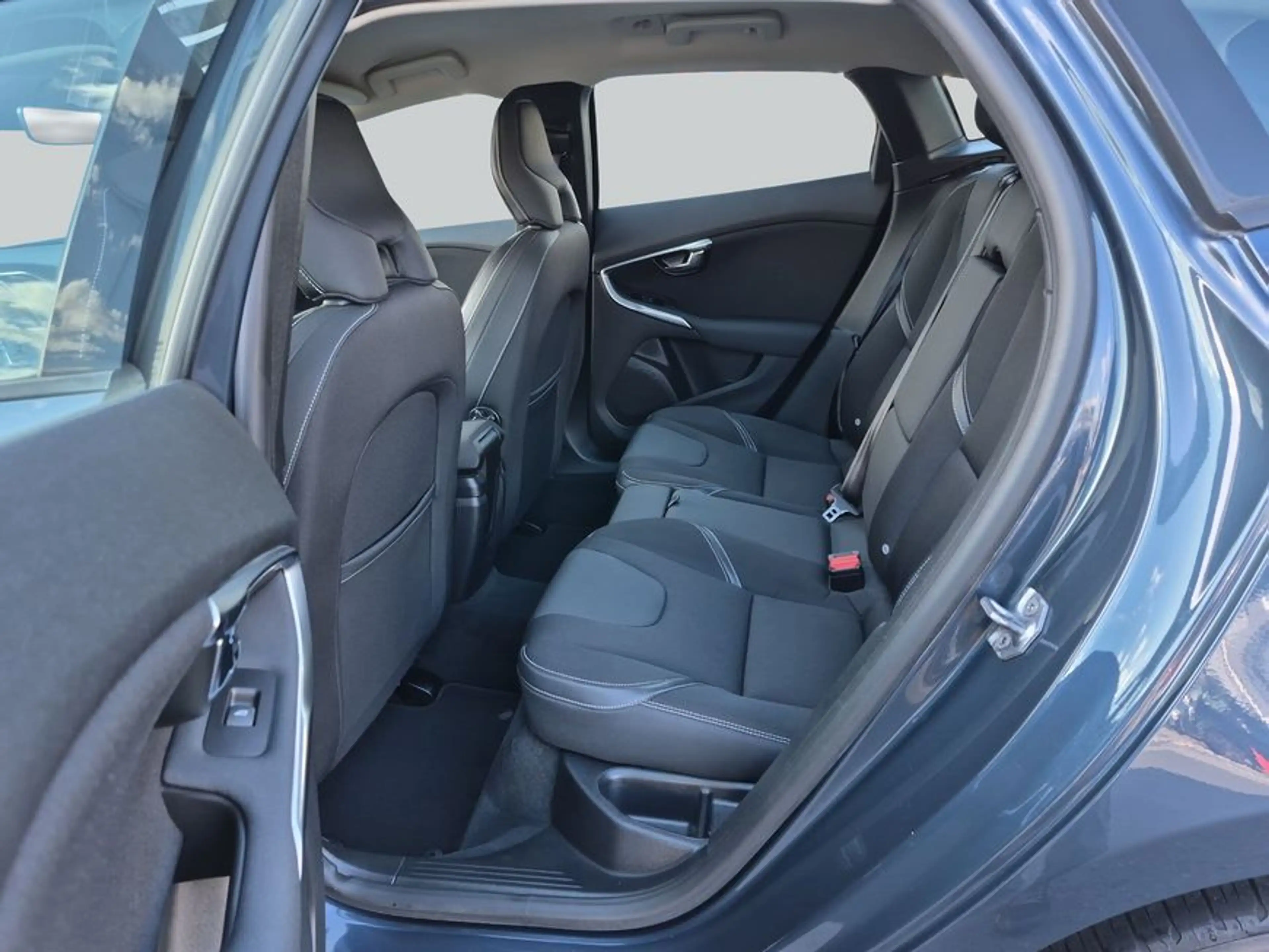 Volvo V40 D4 Geartronic Momentum BLIS*Winterpak. — photo 11