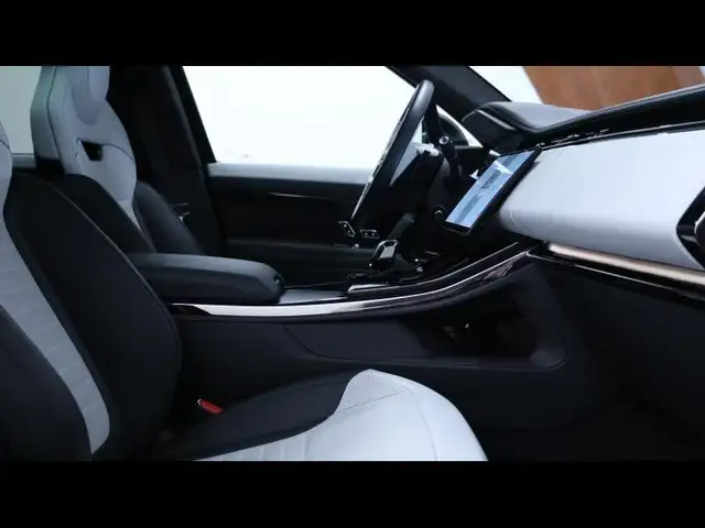Land Rover Range Rover Sport view 12