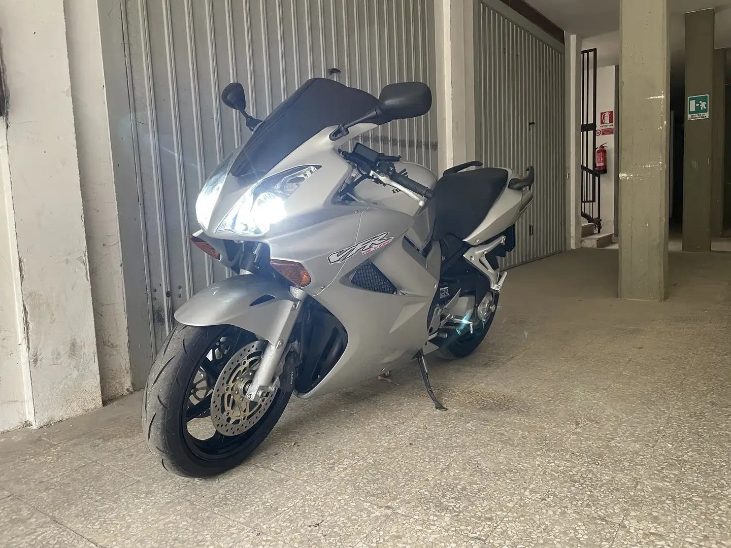 Honda VFR 800 v tec Argent - 1