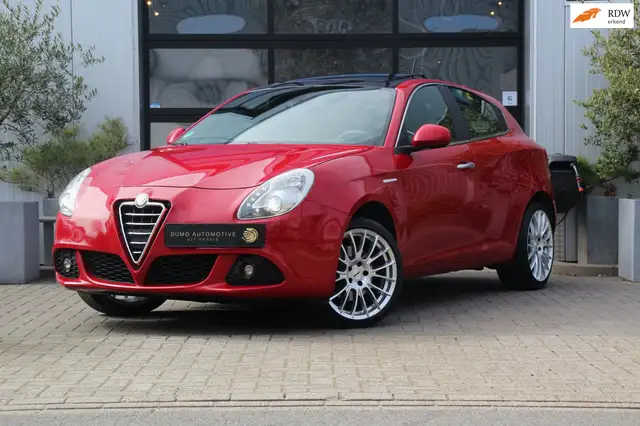 Alfa Romeo Giulietta 1.4 Turbo Turismo -170 PK - TREKHAAK - PANORAMADAK