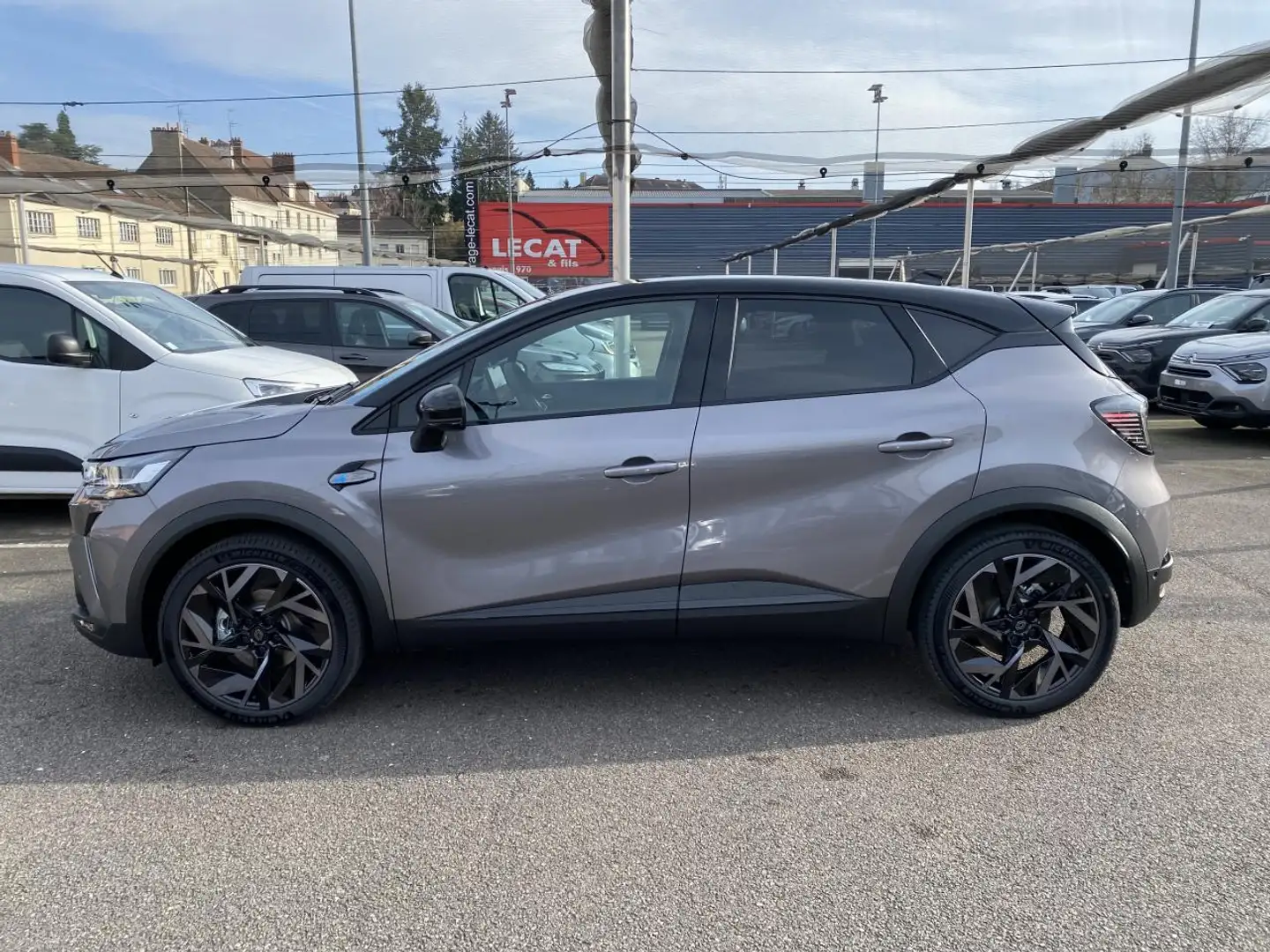 Renault Captur II (2) 1.8 E-TECH FULL HYBRID 160 ESPRIT ALPINE Gris - 2