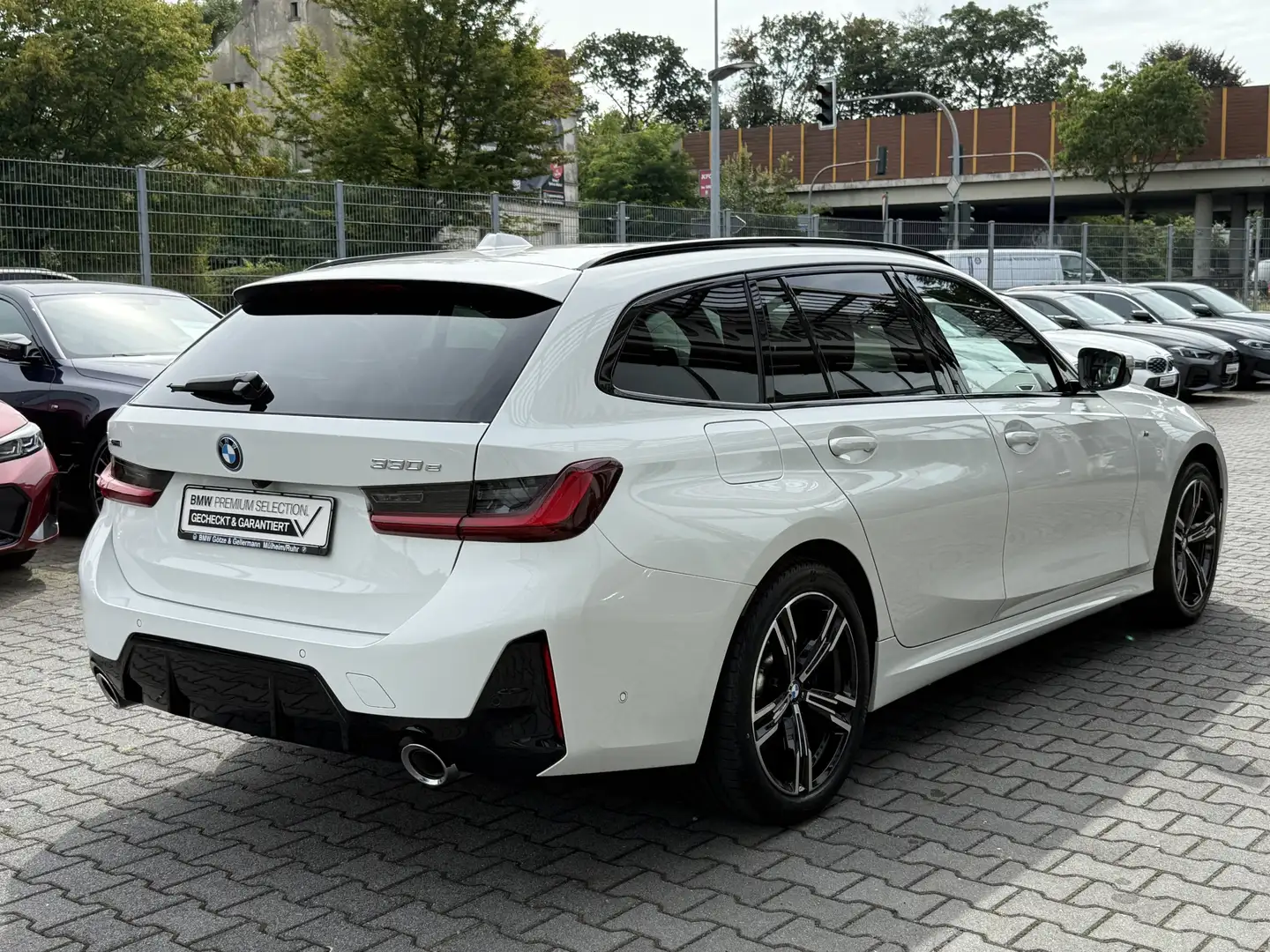 BMW 330 e xDrive Touring M Sportpaket //Pano FACELIFT Weiß - 2