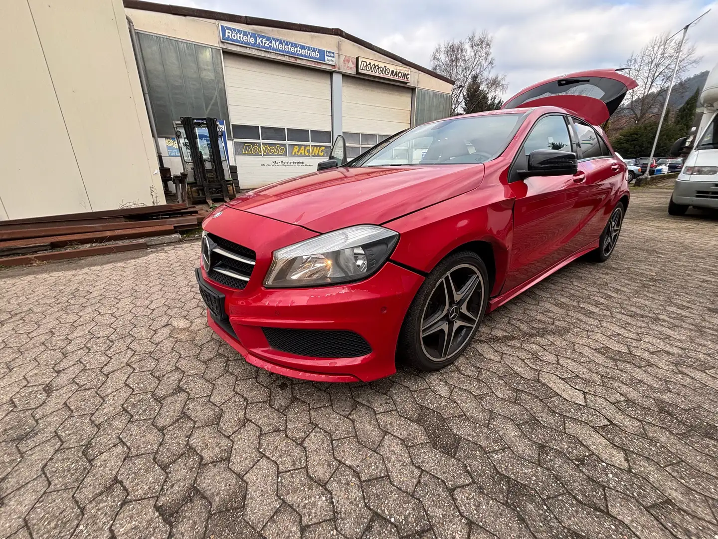 Mercedes-Benz A 180 A 180 BlueEfficiency (176.042) Rot - 1