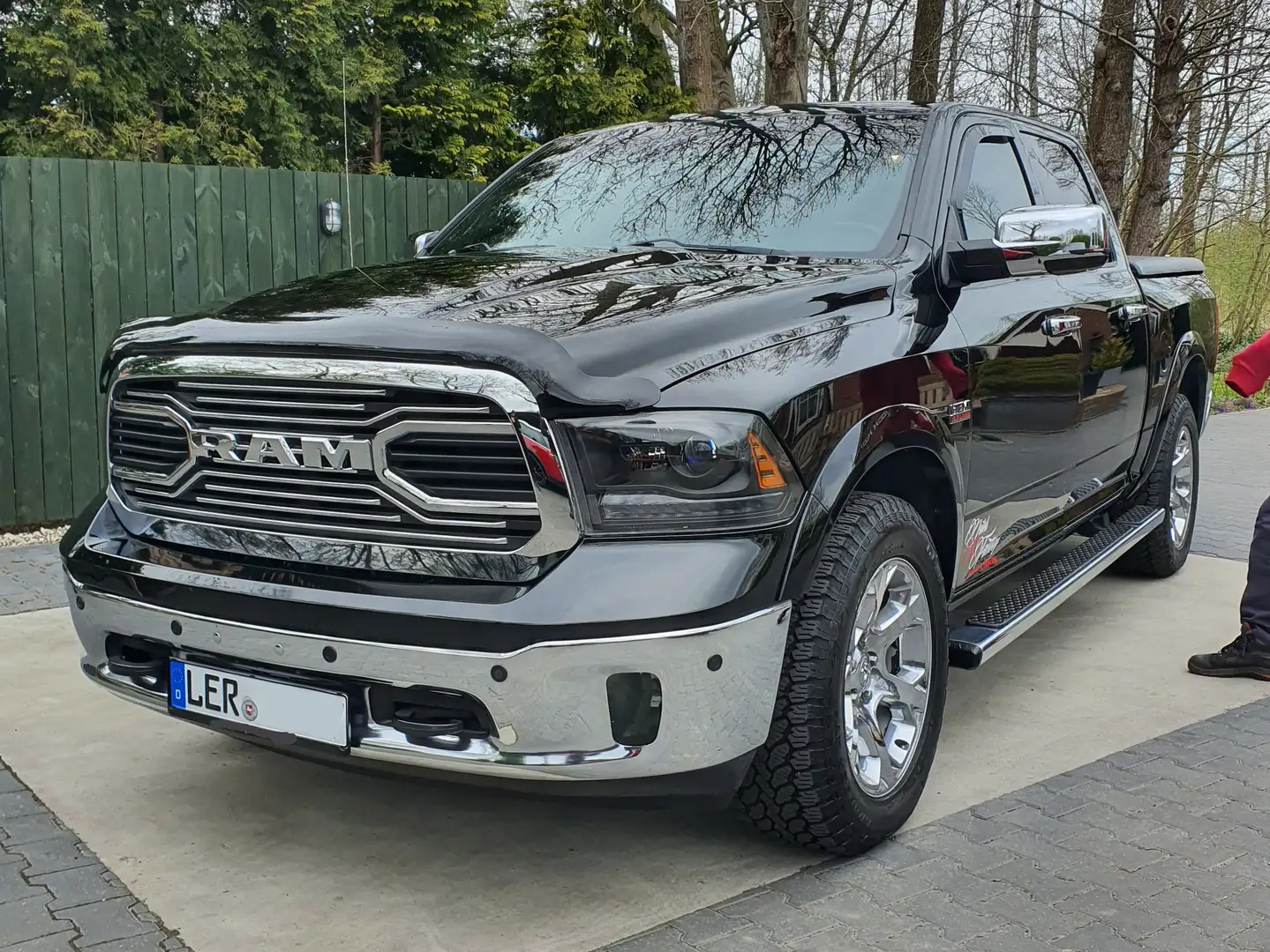 Dodge RAM Gen4 1500 Laramie Siyah - 1