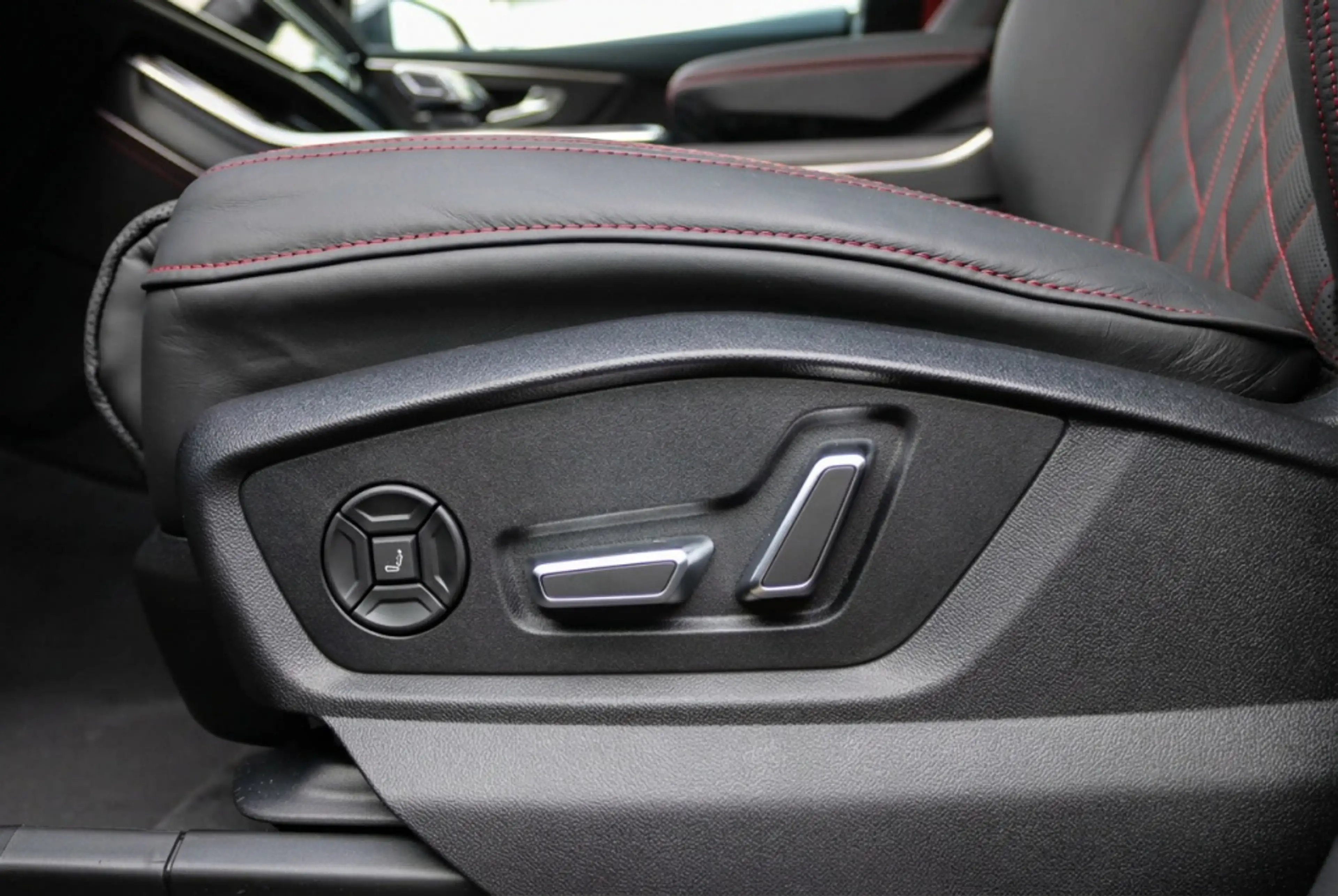 Audi Q8 60 TFSI e-hybrid quattro S Line Competition l AWD — photo 33