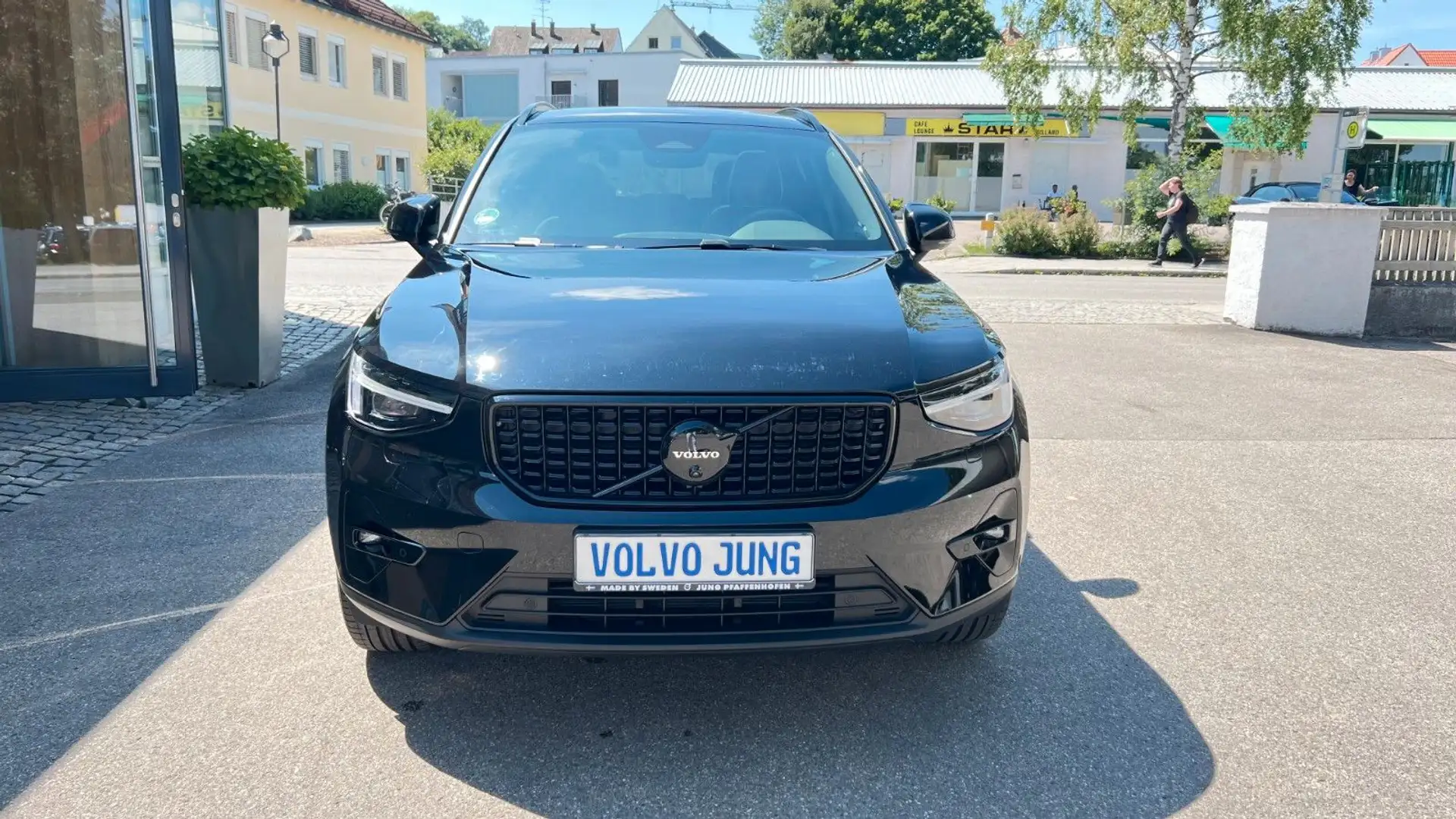 Volvo XC40 B4 Black Edition Ultra/Panorama/360°+++ Schwarz - 1