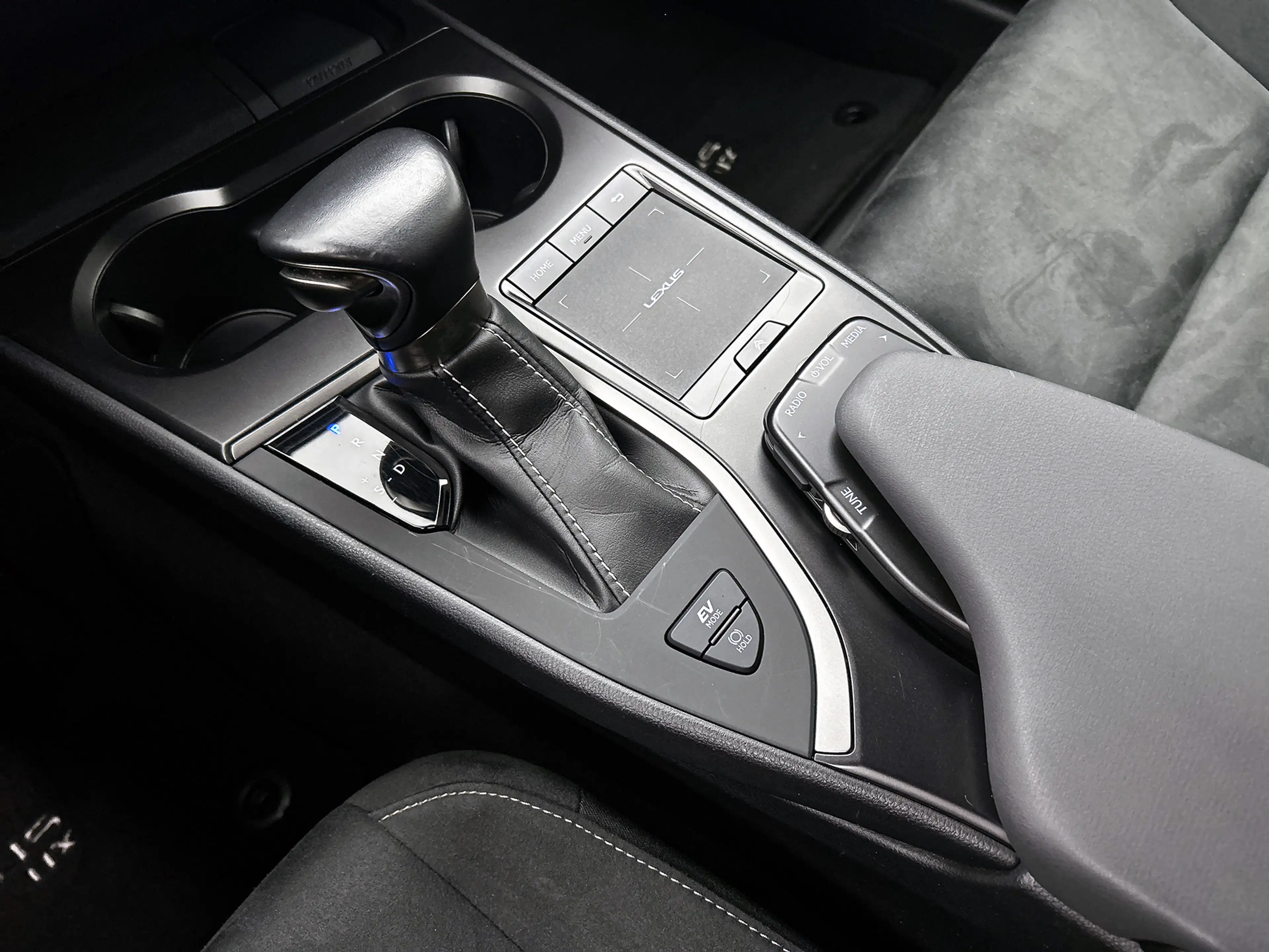 Lexus UX 250h Preference Line | Parkeersensoren | Apple CarPlay — photo 10