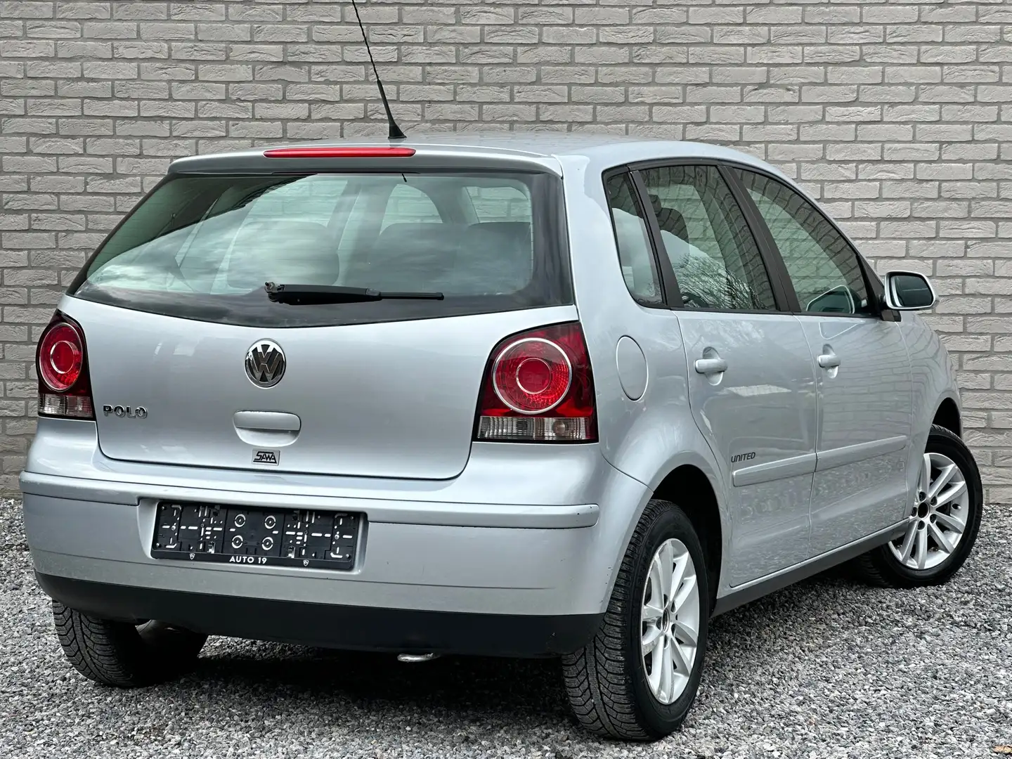 Volkswagen Polo 1.2i United Gris - 2