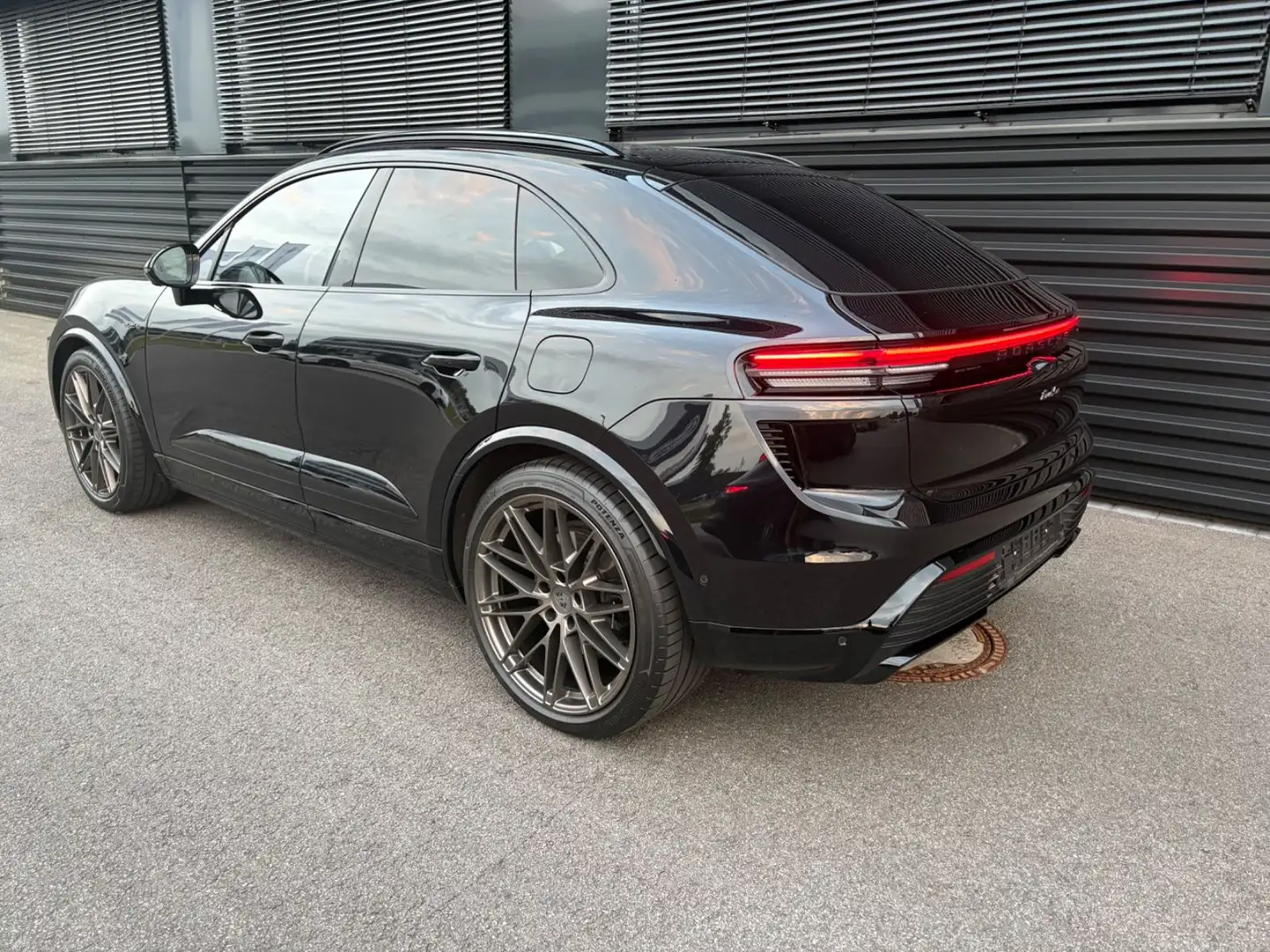Porsche Macan E Turbo-REALITY HEAD UP- MEGAVOLL!! Schwarz - 1