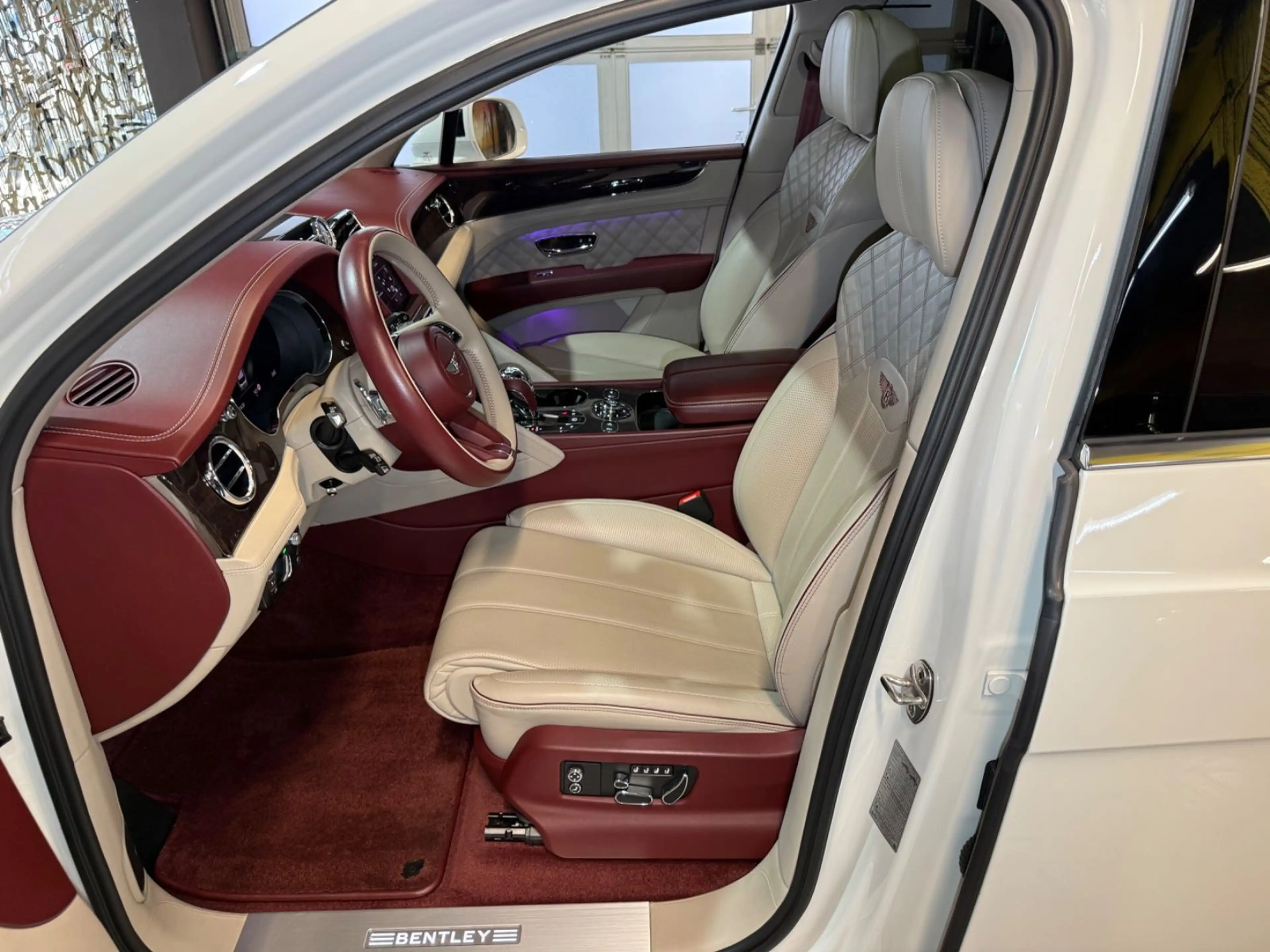 Bentley Bentayga 4.0 V8 Mulliner First Edition DUO-TONE — photo 11