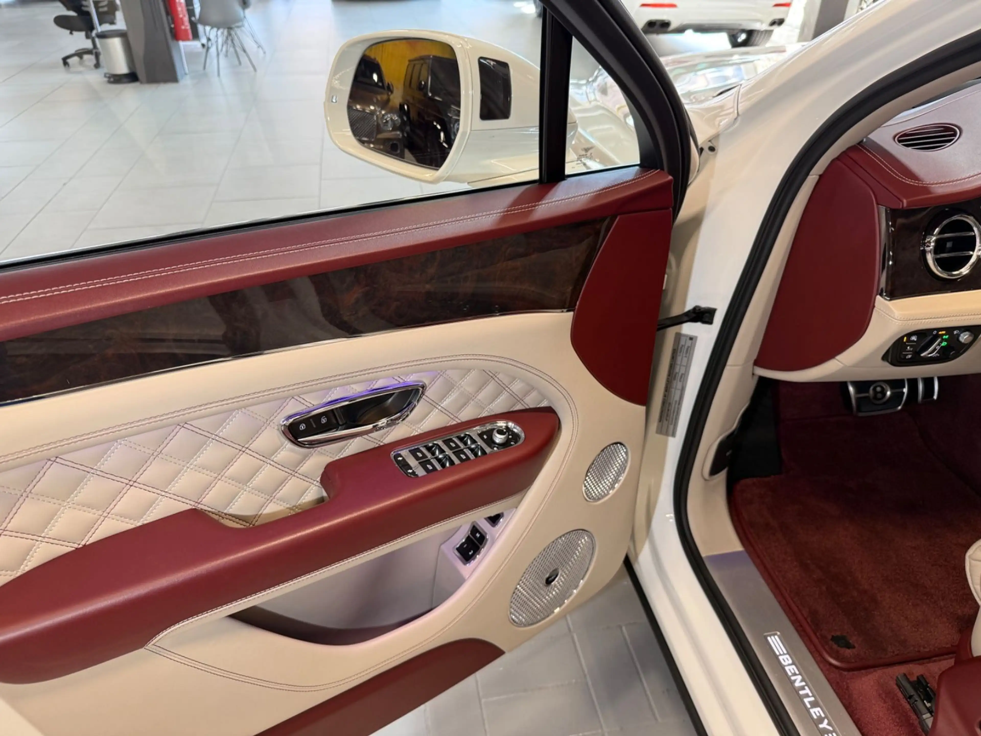 Bentley Bentayga 4.0 V8 Mulliner First Edition DUO-TONE — photo 13