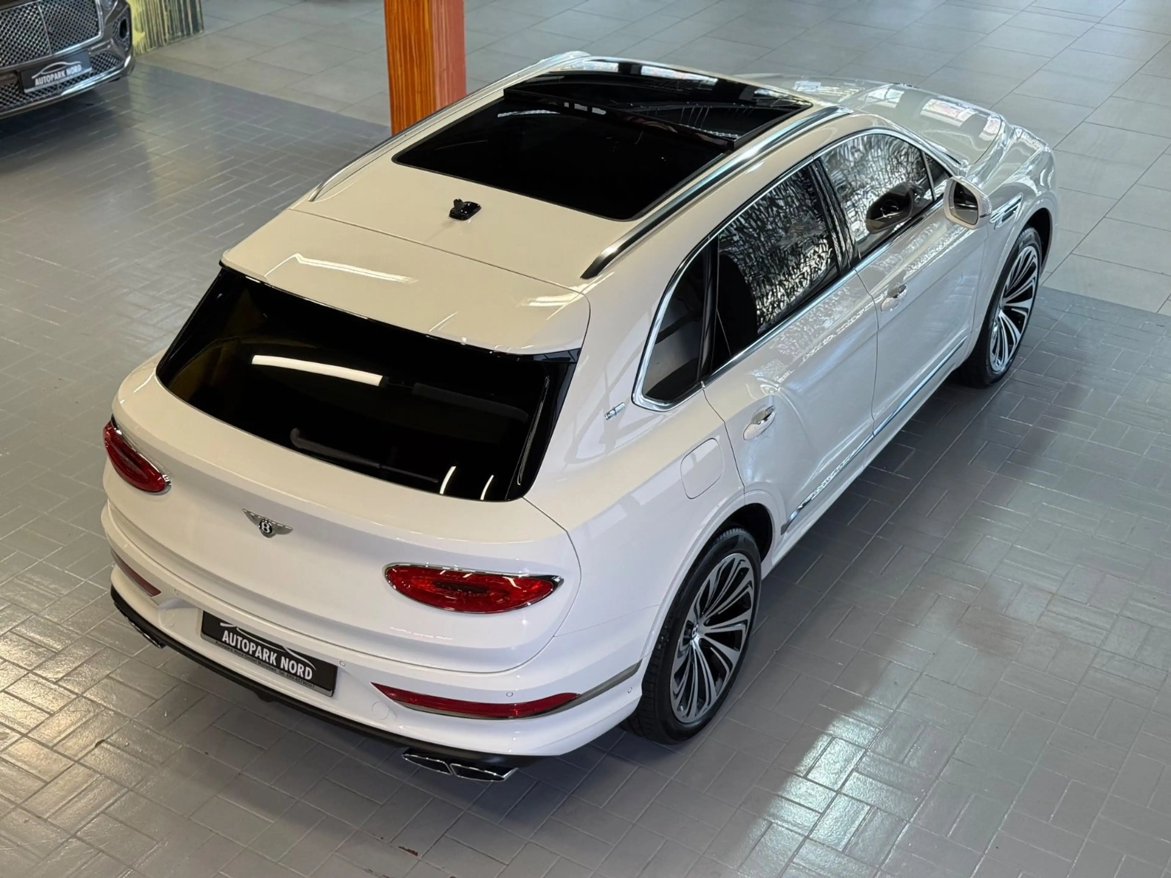 Bentley Bentayga 4.0 V8 Mulliner First Edition DUO-TONE — photo 10