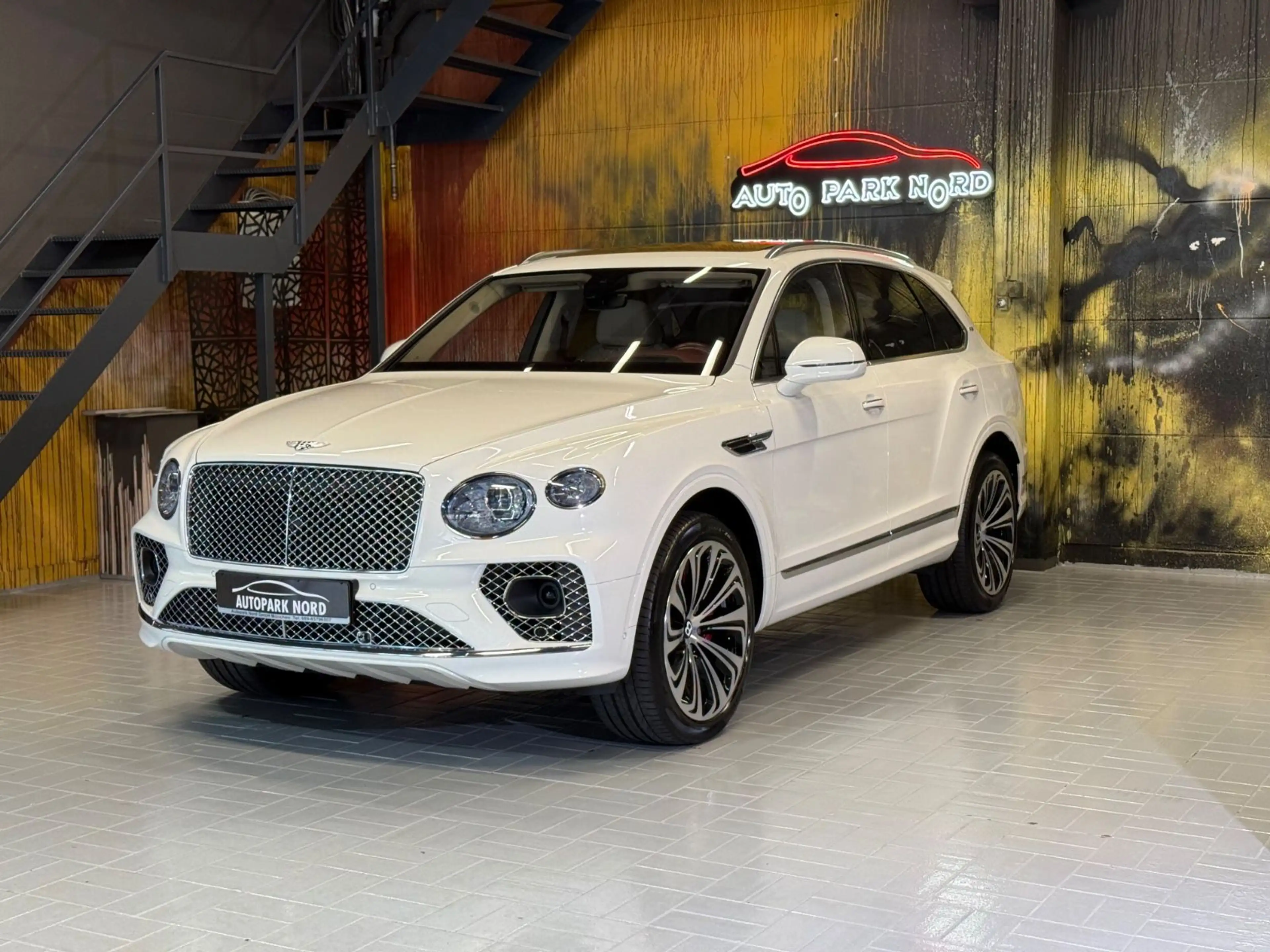Bentley Bentayga 4.0 V8 Mulliner First Edition DUO-TONE — photo 3